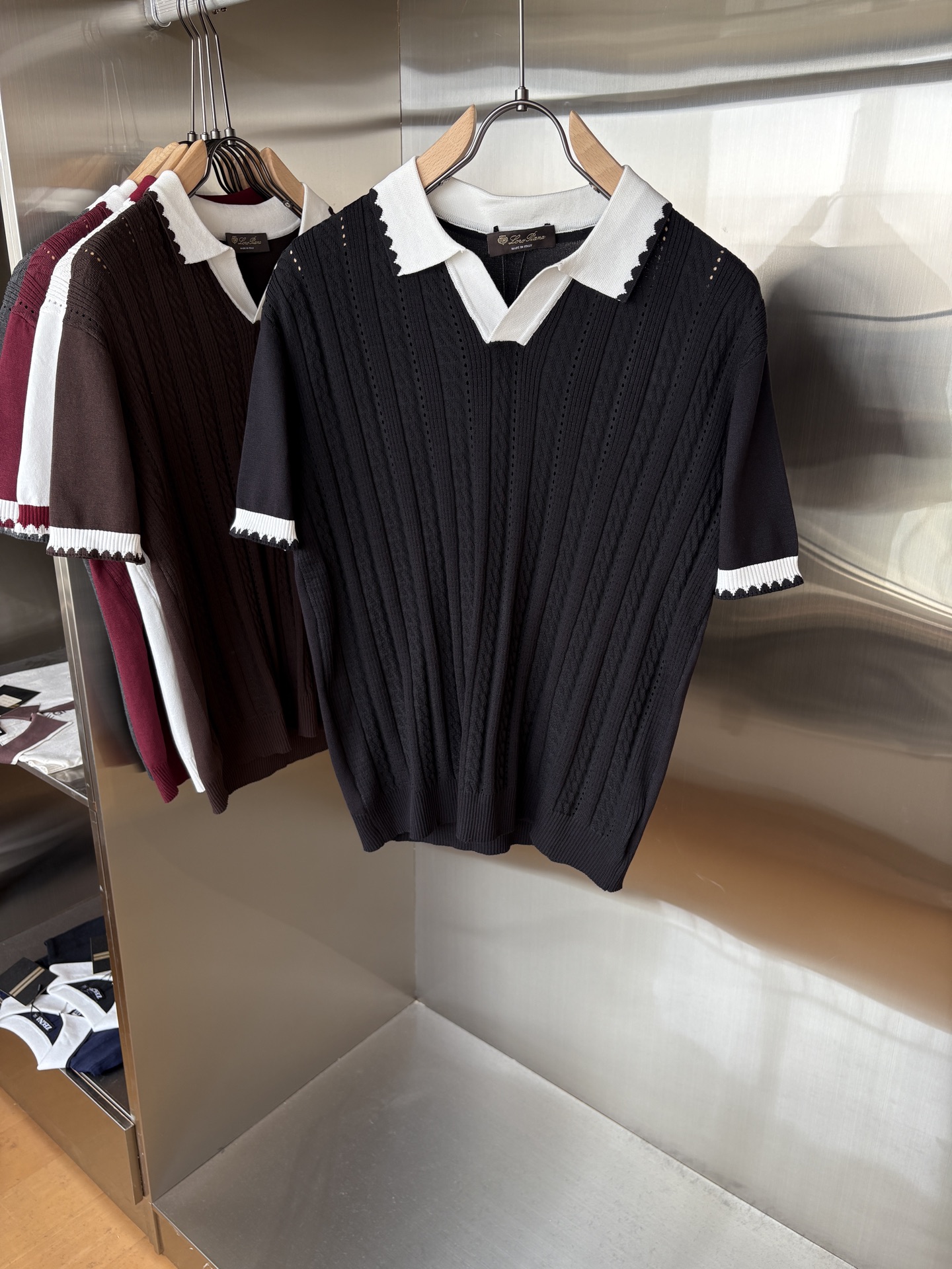 NO:652692,The 'Time-consuming King' diamond jacquard design selects ultra-fine high-quality yarns for the lapel short-sleeved men's collection. The 'Time-consuming King' round neck is a luxurious craftsmanship that touches the skin. The diamond-shaped hollow jacquard is made with ingenuity. The three-dimensional diamond-shaped jacquard that took several months to carve creates an architectural aesthetic texture between the warp and weft.  The simple lapel outlines neat lines, and the short-sleeved cut is suitable for many scenes - when layered with a suit in a business meeting, it looks elegant, or when worn alone in leisure time, it shows a gentleman's taste. The collection style will never fade. The details are testimony to the quality. Precision turning ensures that the seams are smooth and the bone reinforcement is durable and not deformed; the collar thread has been washed and tested, and it still looks like new after long-term wear. Every detail is a testimony of 'time-consuming'. Size M-XXXL  FFF002,,T-shirt,business suit,alexander wang19860909耗时王”菱形提花设计甄选超细优质纱线翻领短袖男士典藏款「耗时王」圆领奢雅工艺,触肤即高阶. 匠心底蕴菱形镂空提花 耗时数月雕琢的立体菱形提花,经纬间织就建筑美学肌理,光影穿透时显隐交错,举手投足尽展低调奢华. 经典型格翻领短袖设计 简约翻领勾勒利落线条,短袖剪裁适配多场景——商务会晤时叠搭西装显儒雅,休闲时光单穿流露绅士品味,典藏款型永不褪色. 细节至臻品质见证 精密车工确保接缝平整,骨位加固耐穿不变形；领口螺纹经水洗测试,久穿仍挺括如新,每一处细节皆为「耗时」证言. 码数M-XXXL FFF002,,T-shirt,business suit,alexander wang,Men's clothing