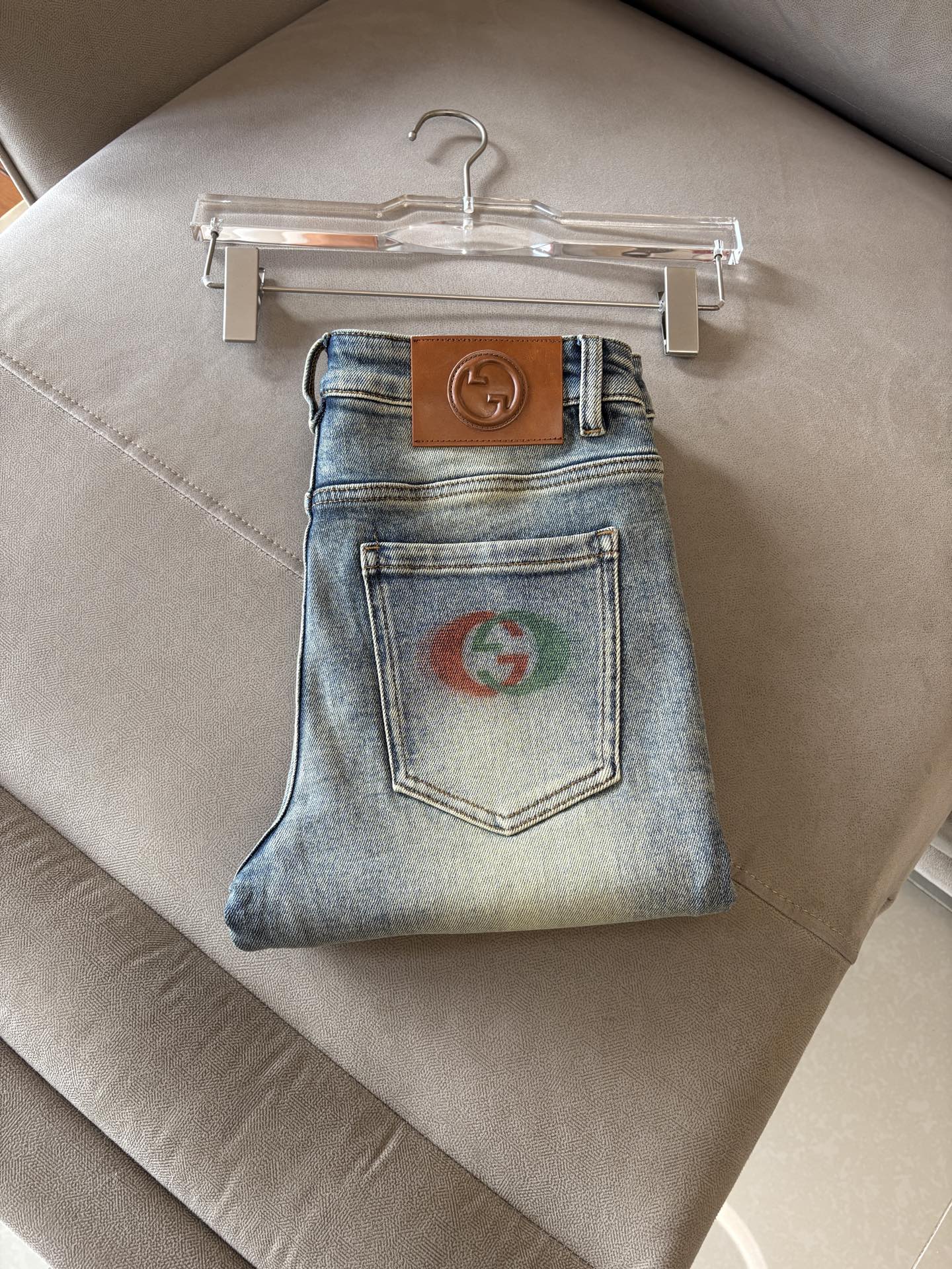 🌾退换🔥 专柜🆕2025秋冬设计推荐 热卖牛仔裤🆕柔软亲肤面料 奢华头层牛皮腰牌 经典蓝洗水 专柜限量款