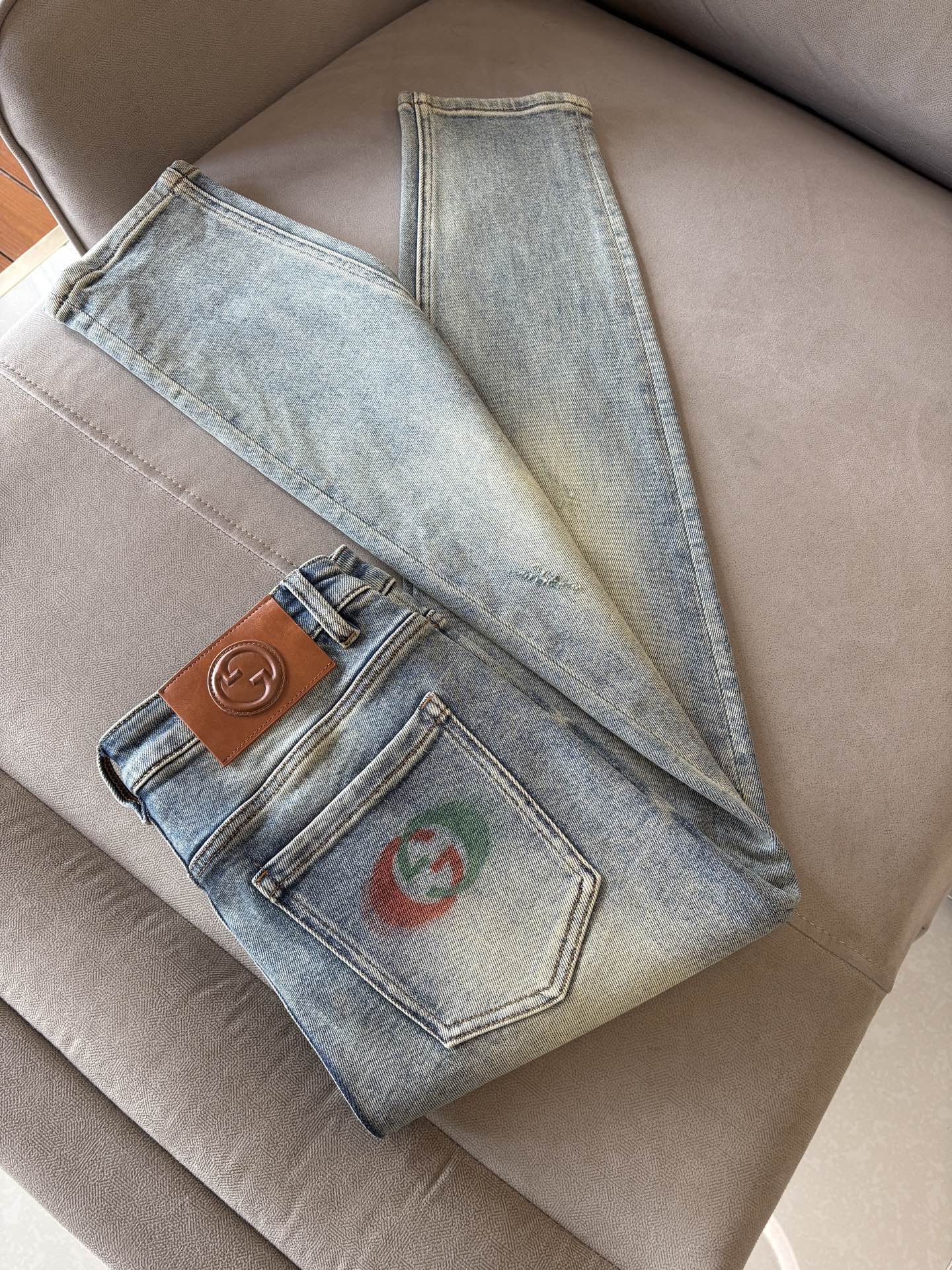 🌾退换🔥 专柜🆕2025秋冬设计推荐 热卖牛仔裤🆕柔软亲肤面料 奢华头层牛皮腰牌 经典蓝洗水 专柜限量款
