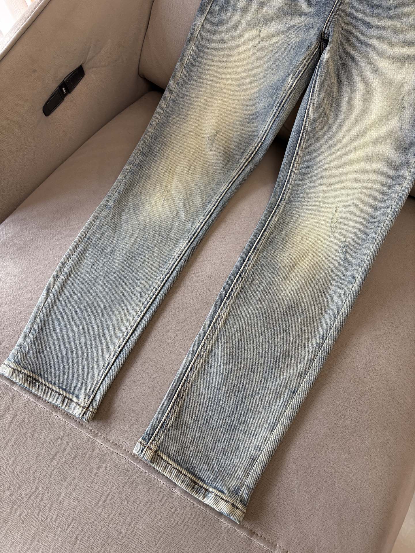 🌾退换🔥 专柜🆕2025秋冬设计推荐 热卖牛仔裤🆕柔软亲肤面料 奢华头层牛皮腰牌 经典蓝洗水 专柜限量款