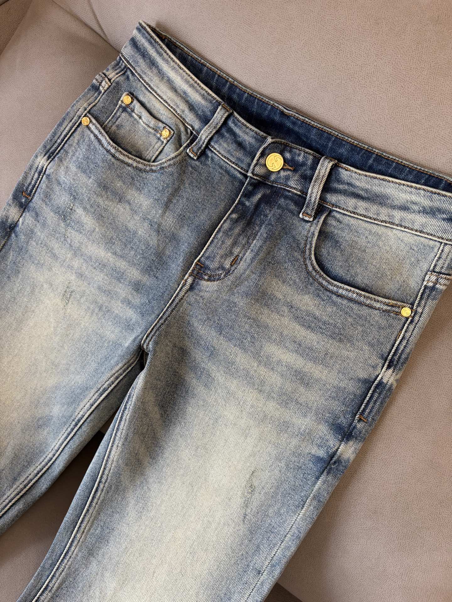 🌾退换🔥 专柜🆕2025秋冬设计推荐 热卖牛仔裤🆕柔软亲肤面料 奢华头层牛皮腰牌 经典蓝洗水 专柜限量款