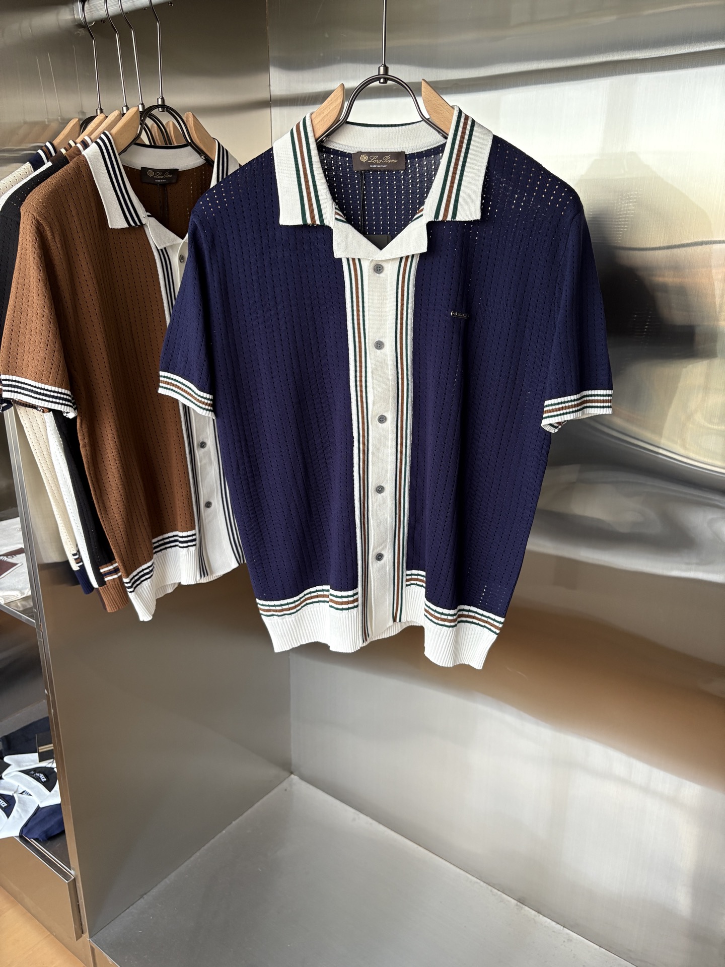 NO:682209,The 'Time-consuming King' diamond jacquard design selects ultra-fine high-quality yarns for the lapel short-sleeved men's collection. The 'Time-consuming King' round neck is a luxurious craftsmanship that touches the skin. The diamond-shaped hollow jacquard is made with ingenuity. The three-dimensional diamond-shaped jacquard that took several months to carve creates an architectural aesthetic texture between the warp and weft.  The simple lapel outlines neat lines, and the short-sleeved cut is suitable for many scenes - when layered with a suit in a business meeting, it looks elegant, or when worn alone in leisure time, it shows a gentleman's taste. The collection style will never fade. The details are testimony to the quality. Precision turning ensures that the seams are smooth and the bone reinforcement is durable and not deformed; the collar thread has been washed and tested, and it still looks like new after long-term wear. Every detail is a testimony of 'time-consuming'. Size M-XXXL  FFF002,,T-shirt,business suit,19860909耗时王”菱形提花设计甄选超细优质纱线翻领短袖男士典藏款「耗时王」圆领奢雅工艺,触肤即高阶. 匠心底蕴菱形镂空提花 耗时数月雕琢的立体菱形提花,经纬间织就建筑美学肌理,光影穿透时显隐交错,举手投足尽展低调奢华. 经典型格翻领短袖设计 简约翻领勾勒利落线条,短袖剪裁适配多场景——商务会晤时叠搭西装显儒雅,休闲时光单穿流露绅士品味,典藏款型永不褪色. 细节至臻品质见证 精密车工确保接缝平整,骨位加固耐穿不变形；领口螺纹经水洗测试,久穿仍挺括如新,每一处细节皆为「耗时」证言. 码数M-XXXL FFF002,,T-shirt,business suit,,Men's clothing