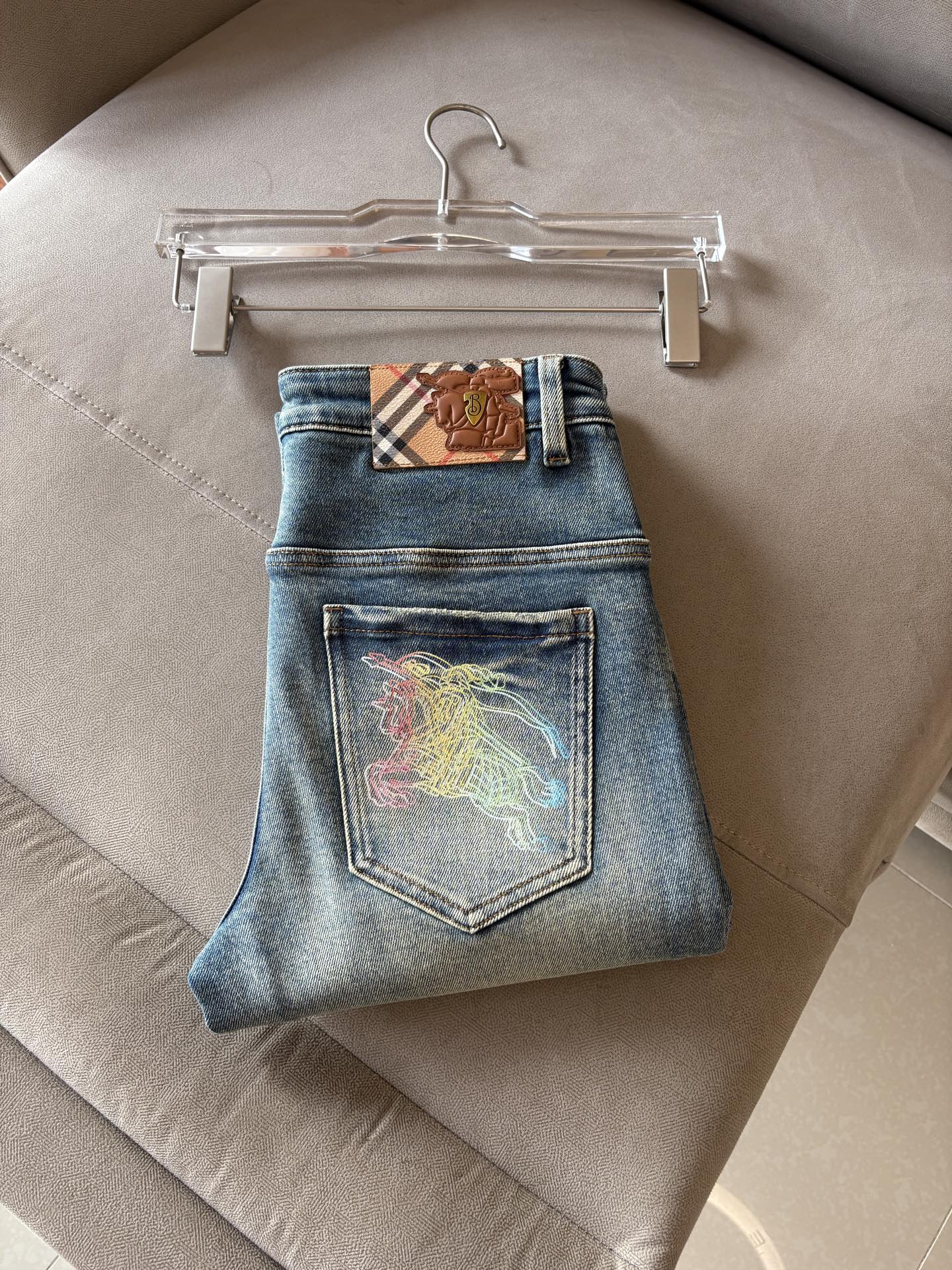 NO:691503,2025 Autumn and Winter Design Recommendations at the Counter Best Selling Jeans with Soft Skin Friendly Fabric Luxurious First Layer Cowhide Waist Tag Classic Blue Wash Limited Edition at the Counter Luxurious Customized Fabrics Craftsmanship + Washing Foreign Trade Quality and Detailed Processing Fully Perfect This Color is Absolutely Loved at the Counter Autumn and Winter Hot Selling Pre-sale Sold Out Popular One Color Versatile Flavor Stretch Slim Small Straight Pants Type Size.29-38 No 35; 37 Size  FFF001,,jeans,cowhide,19860909专柜2025秋冬设计推荐 热卖牛仔裤柔软亲肤面料 奢华头层牛皮腰牌 经典蓝洗水 专柜限量款 奢华感订制面料 工艺+洗水外贸品质感细节处理满满到位 这颜色绝对爱了爱了专柜秋冬热卖预售即售完款爆单款色系百搭大牛味 弹力修身小直筒裤型 尺码.29-38 无35；37码 FFF001,,jeans,cowhide,,Men's clothing