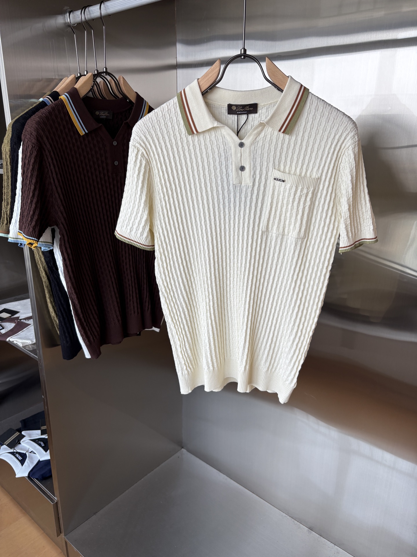 NO:683739,The 'Time-consuming King' diamond jacquard design selects ultra-fine high-quality yarns for the lapel short-sleeved men's collection. The 'Time-consuming King' round neck is a luxurious craftsmanship that touches the skin. The diamond-shaped hollow jacquard is made with ingenuity. The three-dimensional diamond-shaped jacquard that took several months to carve creates an architectural aesthetic texture between the warp and weft.  The simple lapel outlines neat lines, and the short-sleeved cut is suitable for many scenes - when layered with a suit in a business meeting, it looks elegant, or when worn alone in leisure time, it shows a gentleman's taste. The collection style will never fade. The details are testimony to the quality. Precision turning ensures that the seams are smooth and the bone reinforcement is durable and not deformed; the collar thread has been washed and tested, and it still looks like new after long-term wear. Every detail is a testimony of 'time-consuming'. Size M-XXXL  FFF002,,T-shirt,business suit,19860909耗时王”菱形提花设计甄选超细优质纱线翻领短袖男士典藏款「耗时王」圆领奢雅工艺,触肤即高阶. 匠心底蕴菱形镂空提花 耗时数月雕琢的立体菱形提花,经纬间织就建筑美学肌理,光影穿透时显隐交错,举手投足尽展低调奢华. 经典型格翻领短袖设计 简约翻领勾勒利落线条,短袖剪裁适配多场景——商务会晤时叠搭西装显儒雅,休闲时光单穿流露绅士品味,典藏款型永不褪色. 细节至臻品质见证 精密车工确保接缝平整,骨位加固耐穿不变形；领口螺纹经水洗测试,久穿仍挺括如新,每一处细节皆为「耗时」证言. 码数M-XXXL FFF002,,T-shirt,business suit,,Men's clothing