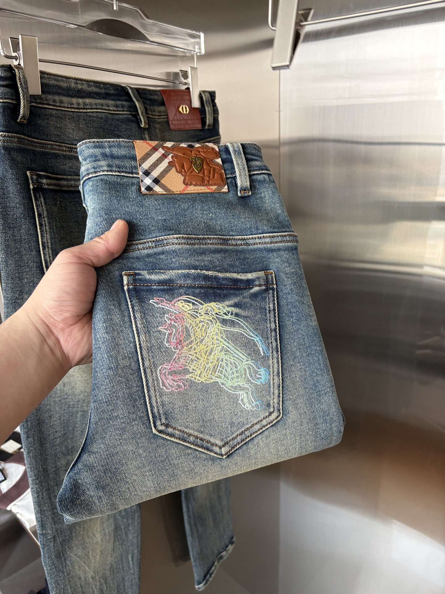 NO:683742,2025 Autumn and Winter Design Recommendations at the Counter Best Selling Jeans with Soft Skin Friendly Fabric Luxurious First Layer Cowhide Waist Tag Classic Blue Wash Limited Edition at the Counter Luxurious Customized Fabrics Craftsmanship + Washing Foreign Trade Quality and Detailed Processing Fully Perfect This Color is Absolutely Loved at the Counter Autumn and Winter Hot Selling Pre-sale Sold Out Popular Single Color Versatile Flavor Stretch Slim Small Straight Pants Type Size.29-38 No 35; 37 Size  FFF001,,jeans,cowhide,19860909专柜2025秋冬设计推荐 热卖牛仔裤柔软亲肤面料 奢华头层牛皮腰牌 经典蓝洗水 专柜限量款 奢华感订制面料 工艺+洗水外贸品质感细节处理满满到位 这颜色绝对爱了爱了专柜秋冬热卖预售即售完款爆单款色系百搭大牛味 弹力修身小直筒裤型 尺码.29-38 无35；37码 FFF001,,jeans,cowhide,,Men's clothing