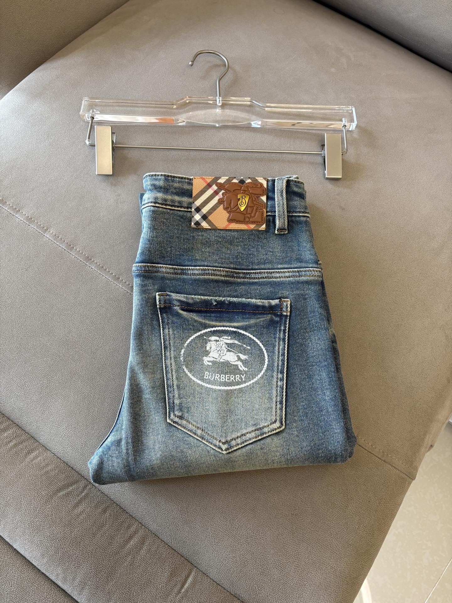 NO:691504,2025 Autumn and Winter Design Recommendations at the Counter Best Selling Jeans with Soft Skin Friendly Fabric Luxurious First Layer Cowhide Waist Tag Classic Blue Wash Limited Edition at the Counter Luxurious Customized Fabrics Craftsmanship + Washing Foreign Trade Quality and Detailed Processing Fully Perfect This Color is Absolutely Loved at the Counter Autumn and Winter Hot Selling Pre-sale Sold Out Popular One Color Versatile Flavor Stretch Slim Small Straight Pants Type Size.29-38 No 35; 37 Size  FFF001,,jeans,cowhide,19860909专柜2025秋冬设计推荐 热卖牛仔裤柔软亲肤面料 奢华头层牛皮腰牌 经典蓝洗水 专柜限量款 奢华感订制面料 工艺+洗水外贸品质感细节处理满满到位 这颜色绝对爱了爱了专柜秋冬热卖预售即售完款爆单款色系百搭大牛味 弹力修身小直筒裤型 尺码.29-38 无35；37码 FFF001,,jeans,cowhide,,Men's clothing