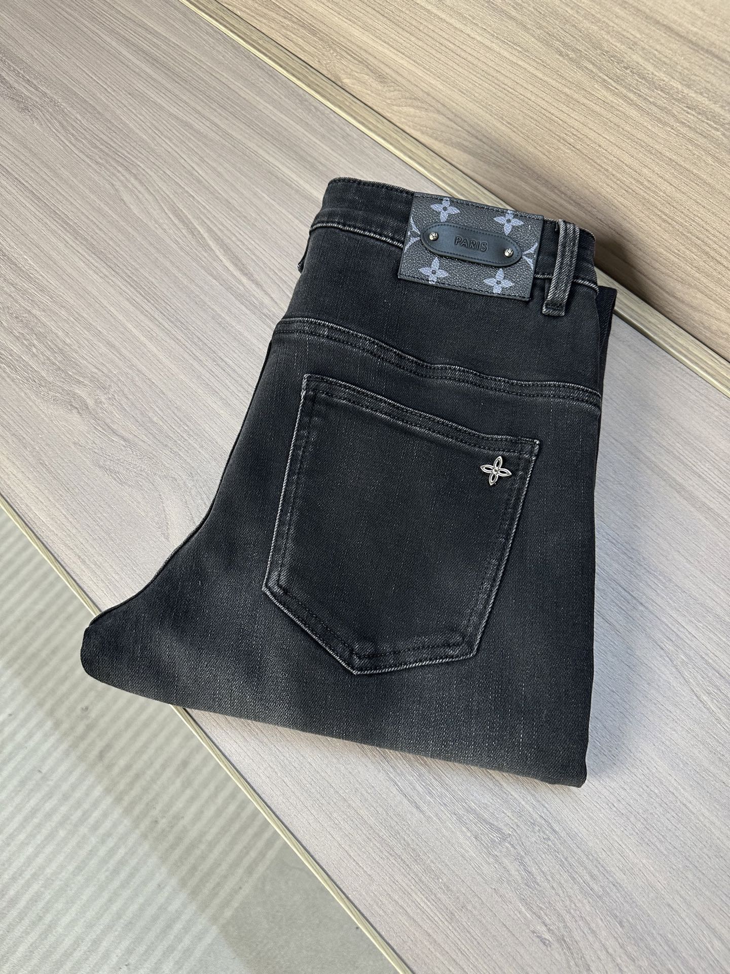 NO:690656,2025 Autumn and Winter Design Recommendations at the Counter Best Selling Jeans with Soft Skin Friendly Fabric Luxurious First Layer Cowhide Waist Tag Classic Blue Wash Limited Edition at the Counter Luxurious Customized Fabrics Craftsmanship + Washing Foreign Trade Quality and Detailed Processing Fully Perfect This Color is Absolutely Loved at the Counter Autumn and Winter Hot Selling Pre-sale Sold Out Popular One Color Versatile Flavor Stretch Slim Small Straight Pants Type Size.29-38 No 35; 37 Size  FFF001,,jeans,cowhide,19860909专柜2025秋冬设计推荐 热卖牛仔裤柔软亲肤面料 奢华头层牛皮腰牌 经典蓝洗水 专柜限量款 奢华感订制面料 工艺+洗水外贸品质感细节处理满满到位 这颜色绝对爱了爱了专柜秋冬热卖预售即售完款爆单款色系百搭大牛味 弹力修身小直筒裤型 尺码.29-38 无35；37码 FFF001,,jeans,cowhide,,Men's clothing