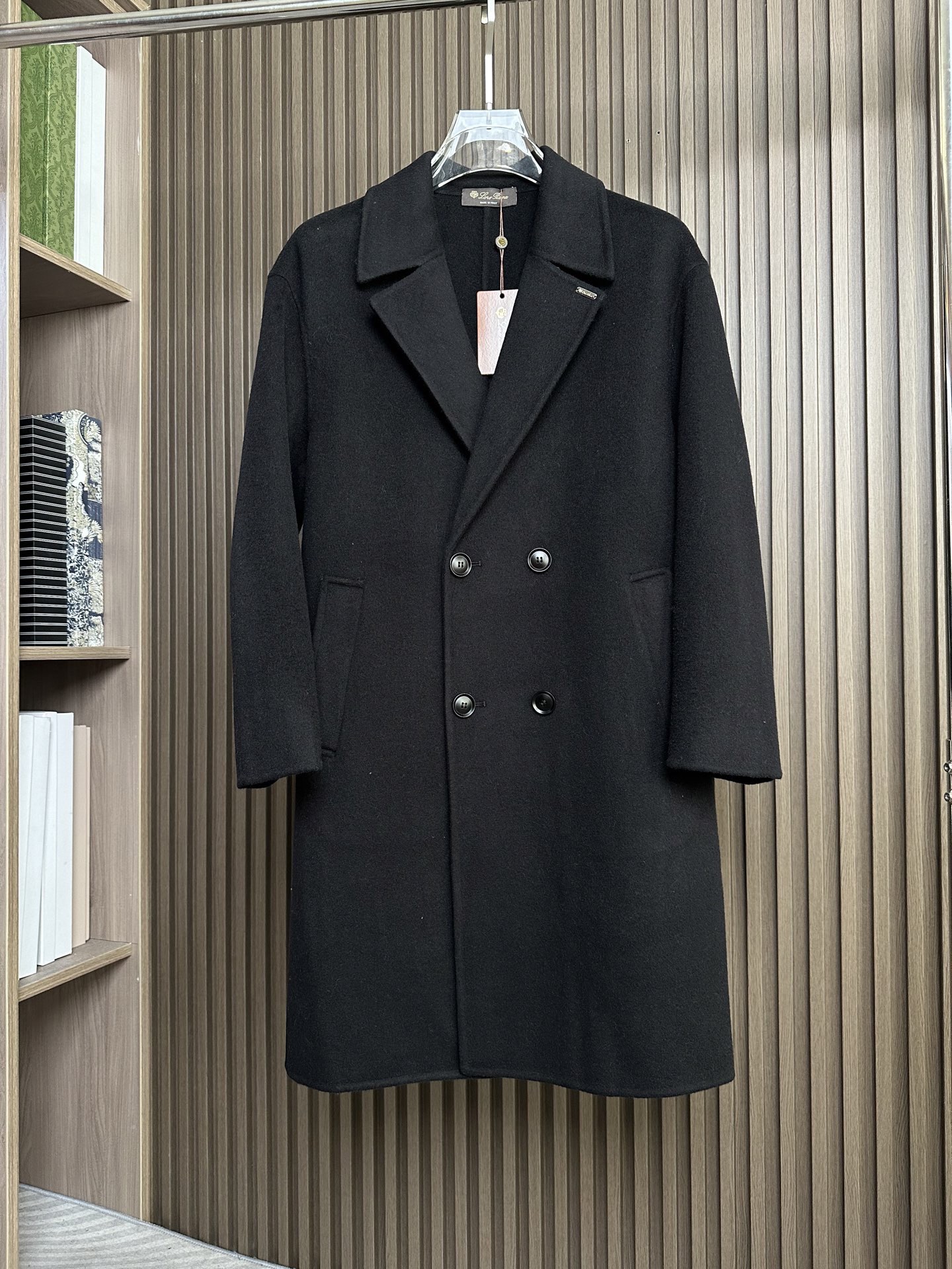 NO:690630,LFW's new autumn and winter wool coat, wool coat interprets the elegance and warmth of winter] The winter wind brings biting and chill, but it also brings fashion opportunities. When the classic herringbone pattern meets wool fabric, a unique coat emerges, adding an irresistible charm to your winter outfit.  With the herringbone texture as the design highlight, the unique pattern seems to tell the story of the years, adding a retro and literary atmosphere to the overall look. Its style is simple yet grand, and the smooth lines outline an elegant outline. Whether it is worn open to show casualness, or buttoned up to create a neat look, it can easily control various styles.  What’s even more surprising is that this coat can be worn with a stand-up collar. The stand-up collar design can not only provide warm protection for your neck in the cold wind, but also instantly enhance your aura and make you stand out from the crowd. When the cold wind blows, stand the collar high, as if you are building a warm barrier for yourself, while still maintaining a sense of fashion.  The choice of fabric is the essence of this coat. The blend of wool and cashmere combines the stiffness of wool with the softness of cashmere. Wool gives the coat good support and warmth, making it able to withstand the severe cold of winter; while the addition of cashmere makes the coat more delicate and skin-friendly to the touch, as if it is wrapped in a layer of soft clouds. This blended fabric is not only comfortable to wear, but also has a high-quality texture, showing a high-quality style.  In terms of color, we have carefully blended two classic tones, dark gray and light coffee. Dark gray is calm and restrained, suitable for you who pursue low-key luxury; light coffee is warm and soft, adding a warm color to winter. No matter what style lover you are, you can find your favorite choice in these two colors. Size M-3XL,,19860909LFW秋冬新款羊毛大衣,羊毛大衣演绎冬日的优雅与温暖】冬日的风,带着凛冽与寒意,却也吹来了时尚的契机.当经典的人字纹邂逅羊毛面料,一件别具一格的大衣应运而生,为你的冬日穿搭增添一抹难以抗拒的魅力. 以人字纹理为设计亮点,独特的纹路仿佛在诉说着岁月的故事,为整体造型增添了复古与文艺的气息.它的款式外形简约而不失大气,流畅的线条勾勒出优雅的轮廓,无论是敞开穿展现随性,还是系上扣子塑造利落感,都能轻松驾驭各种风格. 更令人惊喜的是,这款大衣可以实现立领的穿搭方式.立领的设计不仅能在寒风中为你的脖颈提供温暖的守护,还能瞬间提升气场,让你在人群中脱颖而出.当寒风乍起,将领子高高立起,仿佛为自己筑起一道温暖的屏障,同时又不失时尚感. 而面料的选择,更是这款大衣的精髓所在.羊毛与山羊绒的混纺,兼具了羊毛的挺括与山羊绒的柔软.羊毛赋予了大衣良好的支撑性和保暖性,使其能够抵御冬日的严寒；而山羊绒的加入,则让大衣在触感上更加细腻亲肤,仿佛被一层轻柔的云朵包裹.这种混纺面料不仅穿着舒适,而且质感上乘,彰显出高品质的格调. 在色彩上,我们精心调配了深灰与浅咖两种经典色调.深灰,沉稳内敛,适合追求低调奢华的你；浅咖,温暖柔和,为冬日增添一抹温馨的色彩.无论你是哪种风格爱好者,都能在这两款颜色中找到属于自己的心仪之选. 码数M-3XL,,,Men's clothing