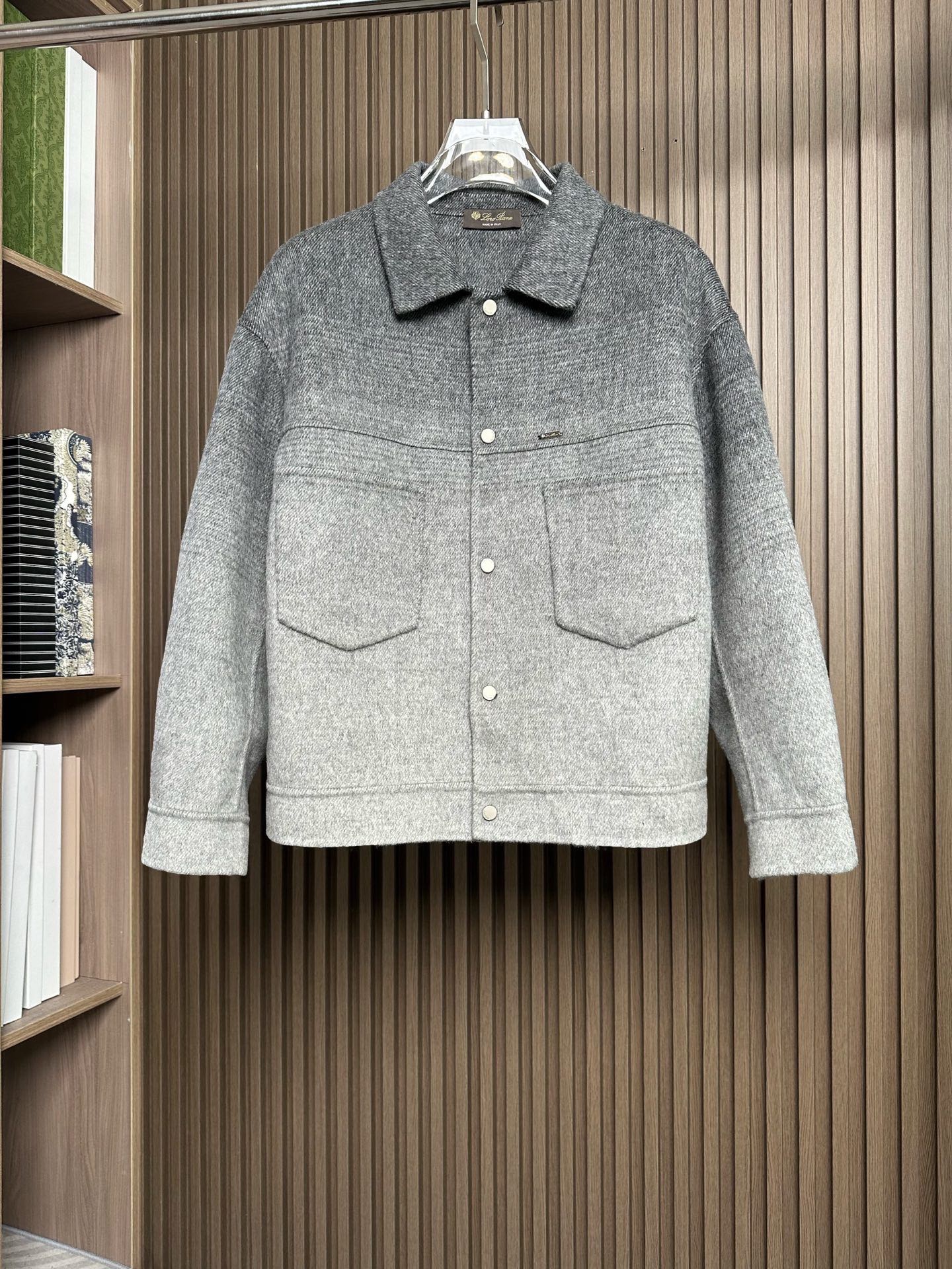 NO:690633,LFW's new autumn and winter wool coat, wool coat interprets the elegance and warmth of winter] The winter wind brings biting and chill, but it also brings fashion opportunities. When the classic herringbone pattern meets wool fabric, a unique coat emerges, adding an irresistible charm to your winter outfit.  With the herringbone texture as the design highlight, the unique pattern seems to tell the story of the years, adding a retro and literary atmosphere to the overall look. Its style is simple yet grand, and the smooth lines outline an elegant outline. Whether it is worn open to show casualness, or buttoned up to create a neat look, it can easily control various styles.  What’s even more surprising is that this coat can be worn with a stand-up collar. The stand-up collar design can not only provide warm protection for your neck in the cold wind, but also instantly enhance your aura and make you stand out from the crowd. When the cold wind blows, stand the collar high, as if you are building a warm barrier for yourself, while still maintaining a sense of fashion.  The choice of fabric is the essence of this coat. The blend of wool and cashmere combines the stiffness of wool with the softness of cashmere. Wool gives the coat good support and warmth, making it able to withstand the severe cold of winter; while the addition of cashmere makes the coat more delicate and skin-friendly to the touch, as if it is wrapped in a layer of soft clouds. This blended fabric is not only comfortable to wear, but also has a high-quality texture, showing a high-quality style.  In terms of color, we have carefully blended two classic tones, dark gray and light coffee. Dark gray is calm and restrained, suitable for you who pursue low-key luxury; light coffee is warm and soft, adding a warm color to winter. No matter what style lover you are, you can find your favorite choice in these two colors. Size M-3XL,,19860909LFW秋冬新款羊毛大衣,羊毛大衣演绎冬日的优雅与温暖】冬日的风,带着凛冽与寒意,却也吹来了时尚的契机.当经典的人字纹邂逅羊毛面料,一件别具一格的大衣应运而生,为你的冬日穿搭增添一抹难以抗拒的魅力. 以人字纹理为设计亮点,独特的纹路仿佛在诉说着岁月的故事,为整体造型增添了复古与文艺的气息.它的款式外形简约而不失大气,流畅的线条勾勒出优雅的轮廓,无论是敞开穿展现随性,还是系上扣子塑造利落感,都能轻松驾驭各种风格. 更令人惊喜的是,这款大衣可以实现立领的穿搭方式.立领的设计不仅能在寒风中为你的脖颈提供温暖的守护,还能瞬间提升气场,让你在人群中脱颖而出.当寒风乍起,将领子高高立起,仿佛为自己筑起一道温暖的屏障,同时又不失时尚感. 而面料的选择,更是这款大衣的精髓所在.羊毛与山羊绒的混纺,兼具了羊毛的挺括与山羊绒的柔软.羊毛赋予了大衣良好的支撑性和保暖性,使其能够抵御冬日的严寒；而山羊绒的加入,则让大衣在触感上更加细腻亲肤,仿佛被一层轻柔的云朵包裹.这种混纺面料不仅穿着舒适,而且质感上乘,彰显出高品质的格调. 在色彩上,我们精心调配了深灰与浅咖两种经典色调.深灰,沉稳内敛,适合追求低调奢华的你；浅咖,温暖柔和,为冬日增添一抹温馨的色彩.无论你是哪种风格爱好者,都能在这两款颜色中找到属于自己的心仪之选. 码数M-3XL,,,Men's clothing