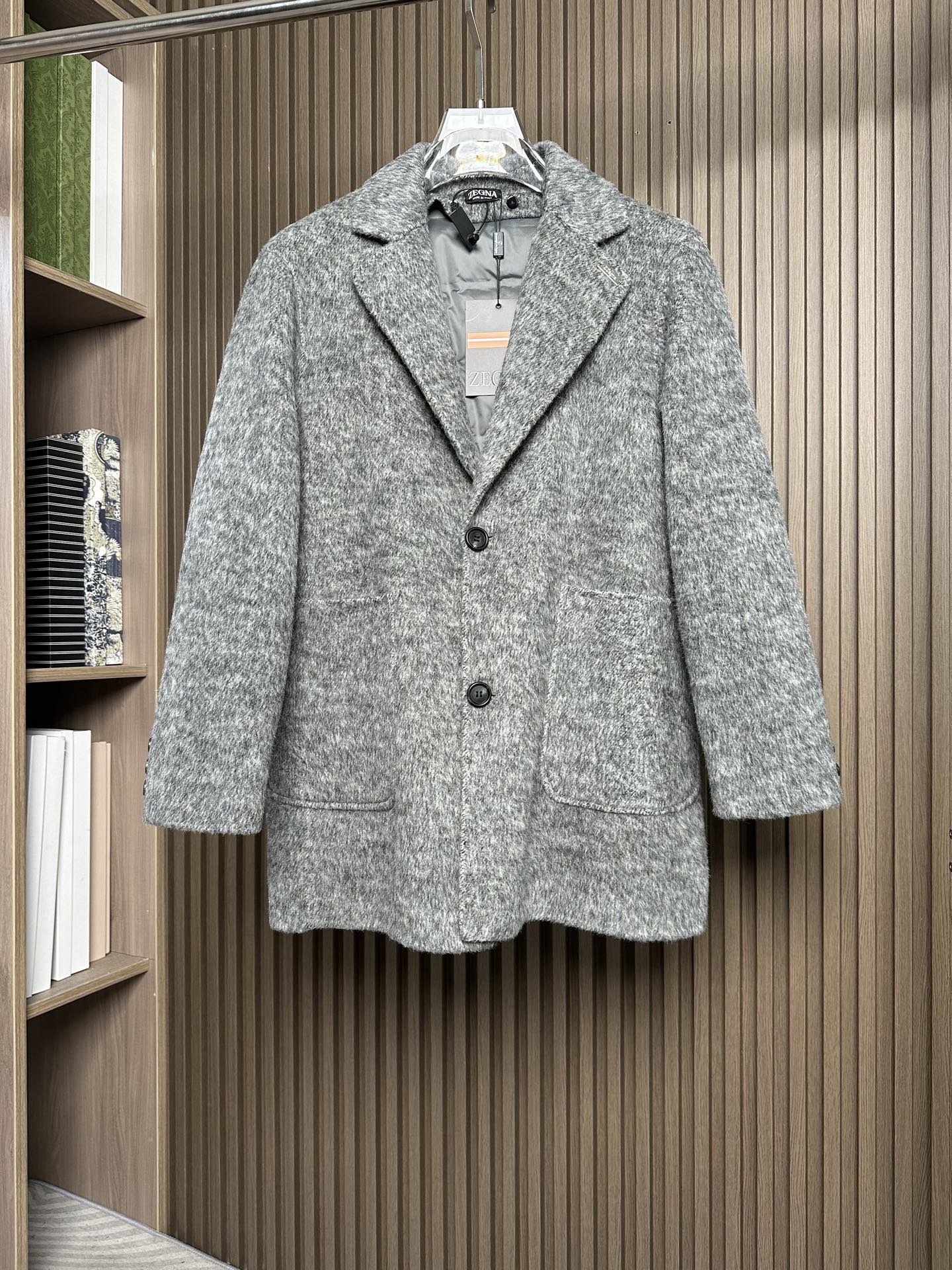 NO:690635,Jeni 25FW new autumn and winter wool coat, wool coat interprets the elegance and warmth of winter] The winter wind brings biting and chill, but it also brings fashion opportunities. When the classic herringbone pattern meets wool fabric, a unique coat emerges, adding an irresistible charm to your winter outfit.  With the herringbone texture as the design highlight, the unique pattern seems to tell the story of the years, adding a retro and literary atmosphere to the overall look. Its style is simple yet grand, and the smooth lines outline an elegant outline. Whether it is worn open to show casualness, or buttoned up to create a neat look, it can easily control various styles.  What’s even more surprising is that this coat can be worn with a stand-up collar. The stand-up collar design can not only provide warm protection for your neck in the cold wind, but also instantly enhance your aura and make you stand out from the crowd. When the cold wind blows, stand the collar high, as if you are building a warm barrier for yourself, while still maintaining a sense of fashion.  The choice of fabric is the essence of this coat. The blend of wool and cashmere combines the stiffness of wool with the softness of cashmere. Wool gives the coat good support and warmth, making it able to withstand the severe cold of winter; while the addition of cashmere makes the coat more delicate and skin-friendly to the touch, as if it is wrapped in a layer of soft clouds. This blended fabric is not only comfortable to wear, but also has a high-quality texture, showing a high-quality style.  In terms of color, we have carefully blended two classic tones, dark gray and light coffee. Dark gray is calm and restrained, suitable for you who pursue low-key luxury; light coffee is warm and soft, adding a warm color to winter. No matter what style lover you are, you can find your favorite choice in these two colors. Size M-3XL,,zegna,19860909杰尼25FW秋冬新款羊毛大衣,羊毛大衣演绎冬日的优雅与温暖】冬日的风,带着凛冽与寒意,却也吹来了时尚的契机.当经典的人字纹邂逅羊毛面料,一件别具一格的大衣应运而生,为你的冬日穿搭增添一抹难以抗拒的魅力. 以人字纹理为设计亮点,独特的纹路仿佛在诉说着岁月的故事,为整体造型增添了复古与文艺的气息.它的款式外形简约而不失大气,流畅的线条勾勒出优雅的轮廓,无论是敞开穿展现随性,还是系上扣子塑造利落感,都能轻松驾驭各种风格. 更令人惊喜的是,这款大衣可以实现立领的穿搭方式.立领的设计不仅能在寒风中为你的脖颈提供温暖的守护,还能瞬间提升气场,让你在人群中脱颖而出.当寒风乍起,将领子高高立起,仿佛为自己筑起一道温暖的屏障,同时又不失时尚感. 而面料的选择,更是这款大衣的精髓所在.羊毛与山羊绒的混纺,兼具了羊毛的挺括与山羊绒的柔软.羊毛赋予了大衣良好的支撑性和保暖性,使其能够抵御冬日的严寒；而山羊绒的加入,则让大衣在触感上更加细腻亲肤,仿佛被一层轻柔的云朵包裹.这种混纺面料不仅穿着舒适,而且质感上乘,彰显出高品质的格调. 在色彩上,我们精心调配了深灰与浅咖两种经典色调.深灰,沉稳内敛,适合追求低调奢华的你；浅咖,温暖柔和,为冬日增添一抹温馨的色彩.无论你是哪种风格爱好者,都能在这两款颜色中找到属于自己的心仪之选. 码数M-3XL,,zegna,,Men's clothing