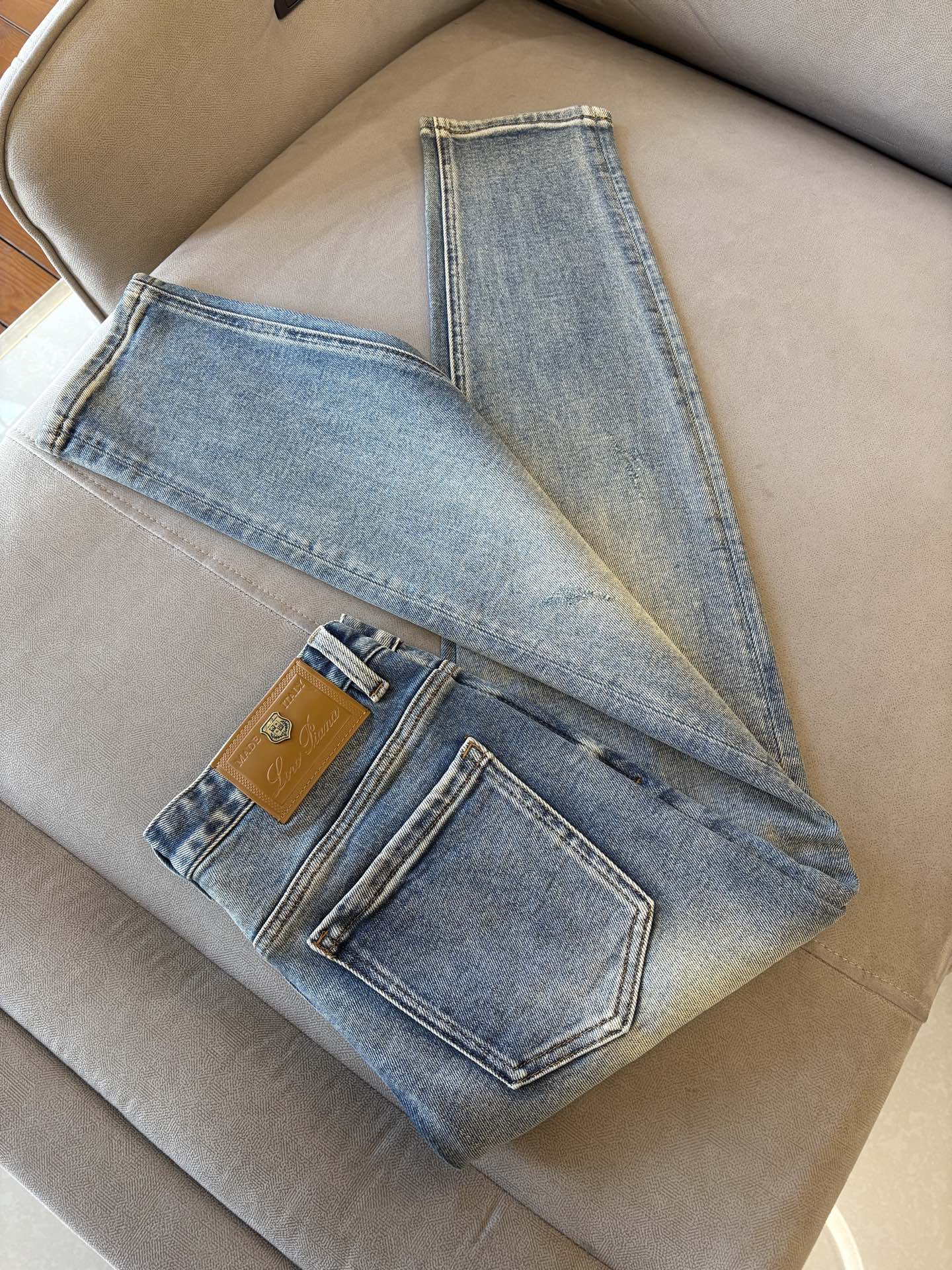 🌾退换🔥专柜🆕2025秋冬设计推荐 热卖牛仔裤🆕柔软亲肤面料 奢华头层牛皮腰牌 经典蓝洗水 专柜限量款 