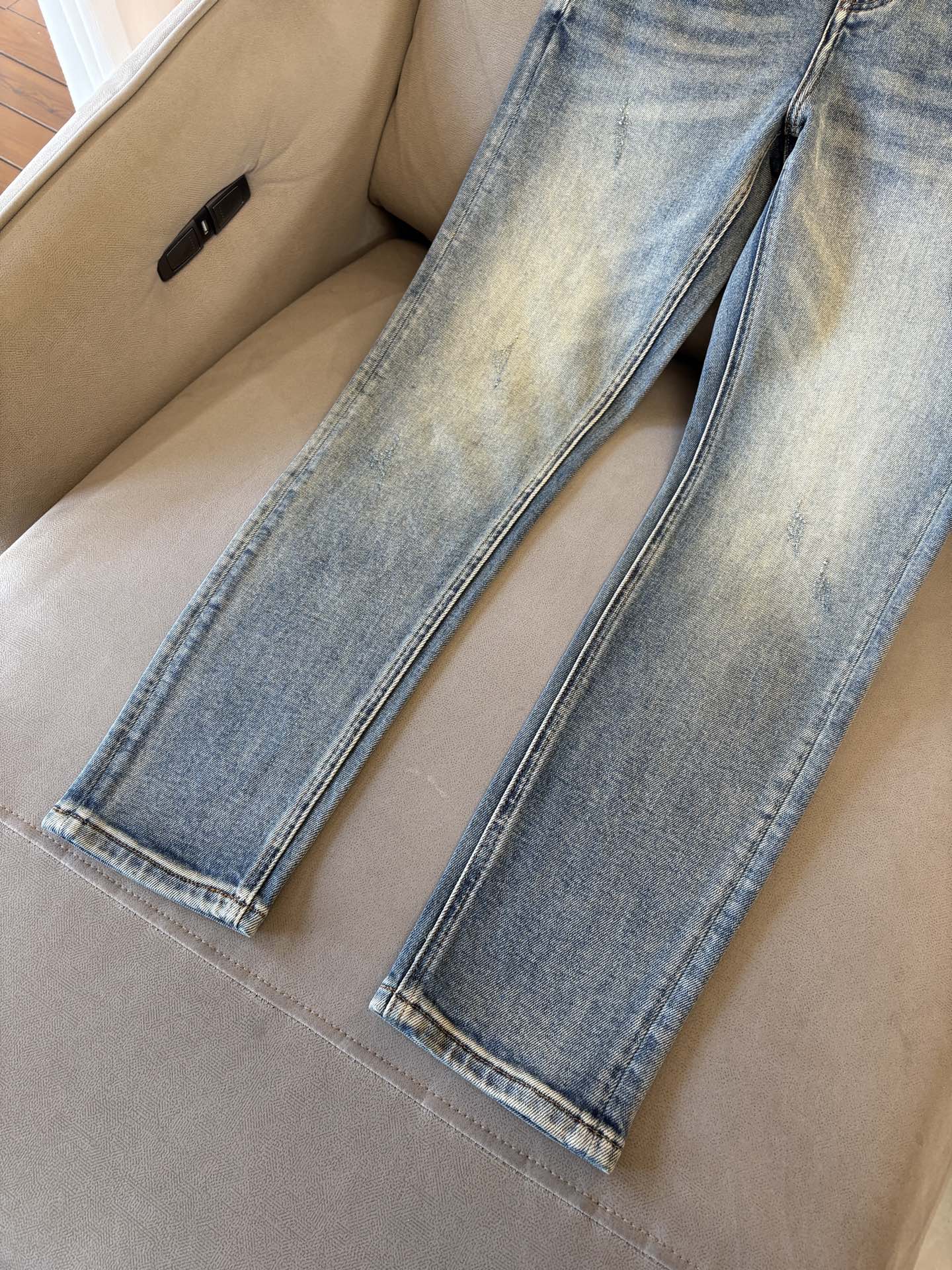 🌾退换🔥专柜🆕2025秋冬设计推荐 热卖牛仔裤🆕柔软亲肤面料 奢华头层牛皮腰牌 经典蓝洗水 专柜限量款 