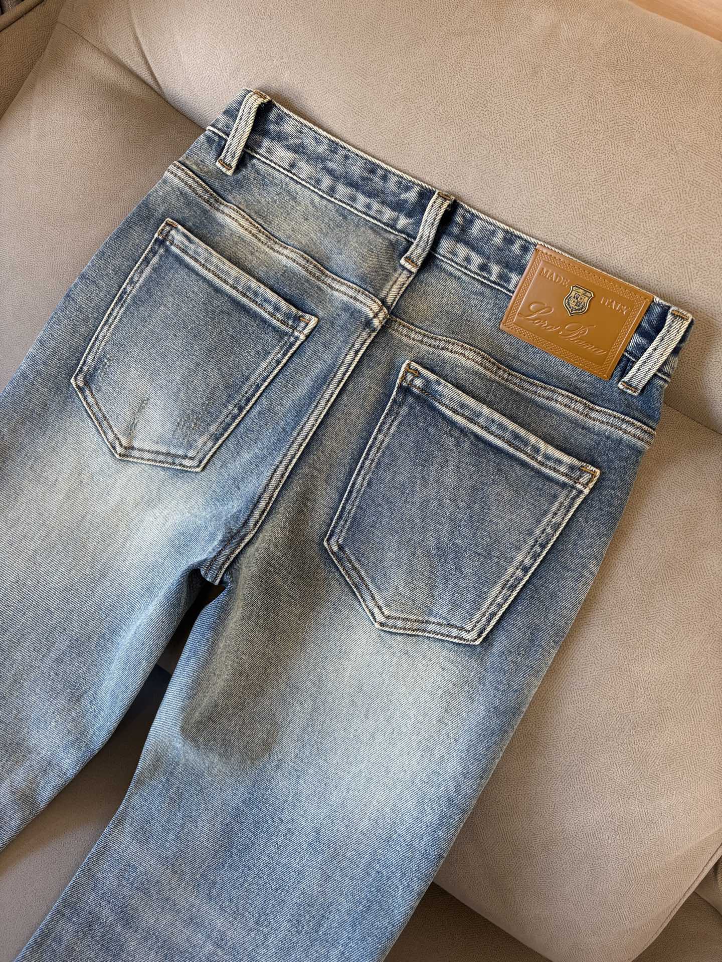 🌾退换🔥专柜🆕2025秋冬设计推荐 热卖牛仔裤🆕柔软亲肤面料 奢华头层牛皮腰牌 经典蓝洗水 专柜限量款 