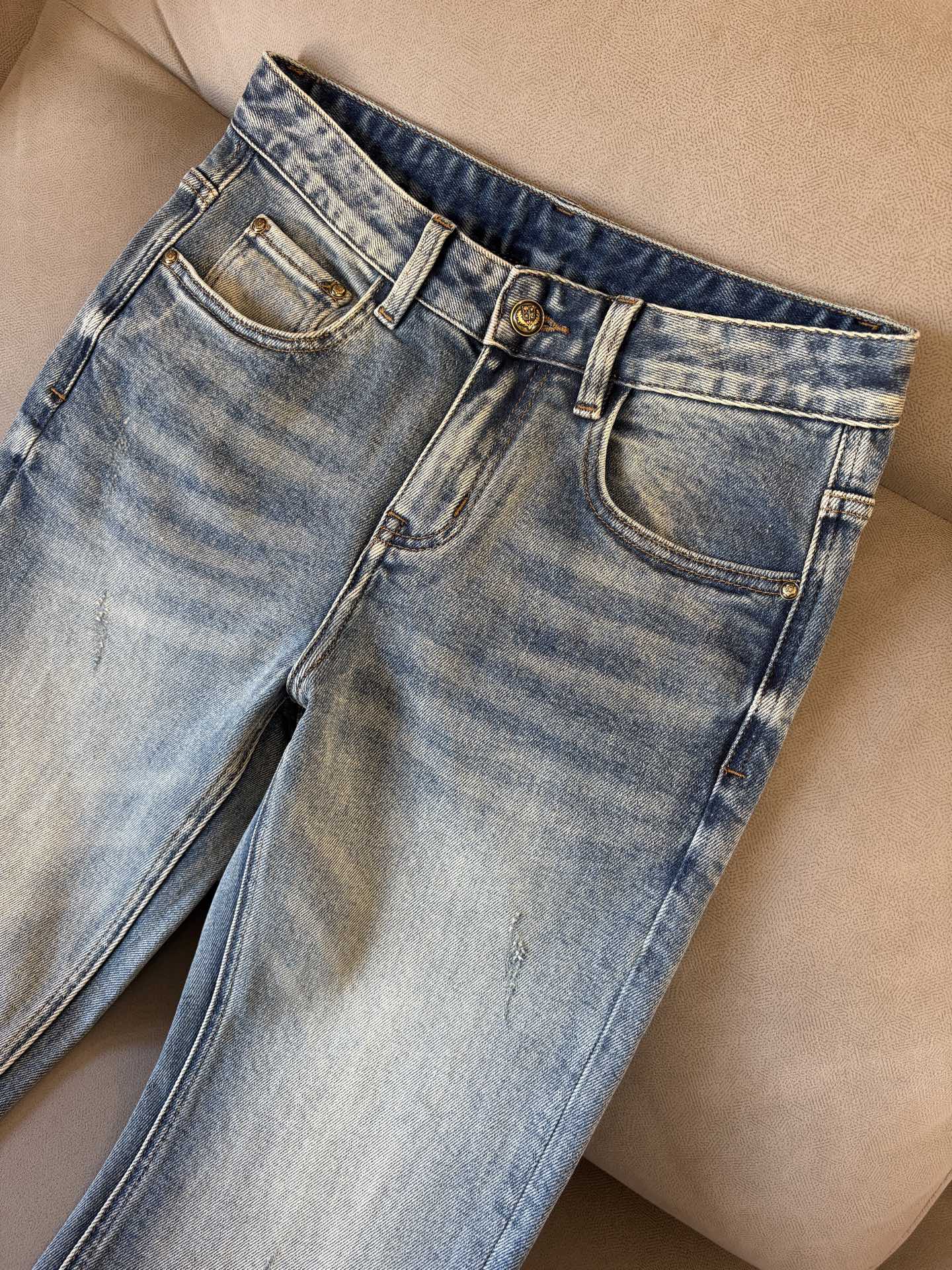 🌾退换🔥专柜🆕2025秋冬设计推荐 热卖牛仔裤🆕柔软亲肤面料 奢华头层牛皮腰牌 经典蓝洗水 专柜限量款 