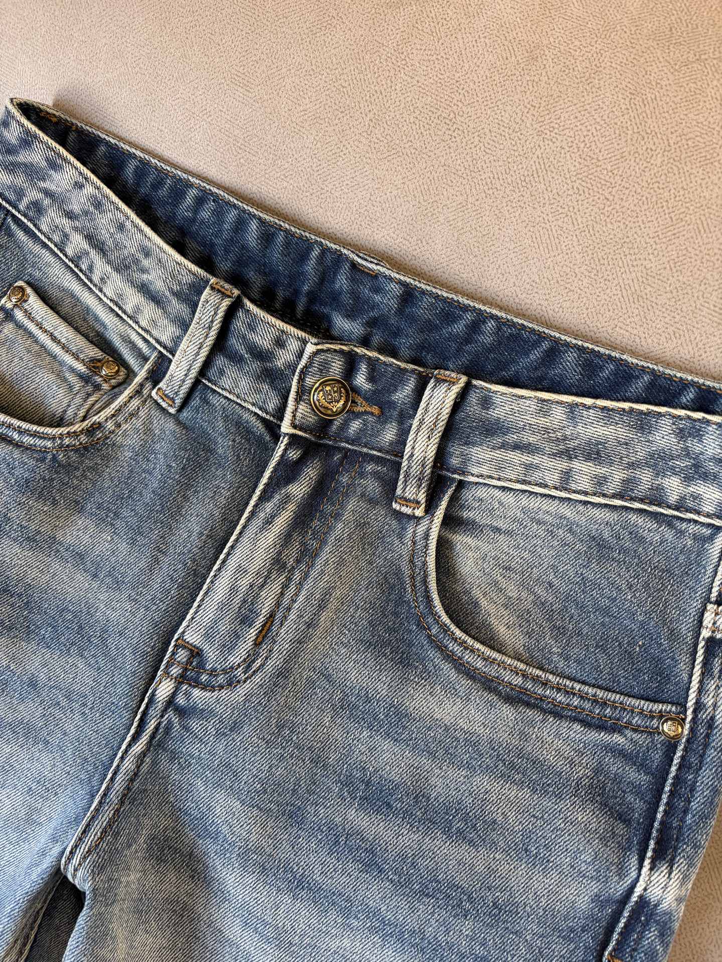 🌾退换🔥专柜🆕2025秋冬设计推荐 热卖牛仔裤🆕柔软亲肤面料 奢华头层牛皮腰牌 经典蓝洗水 专柜限量款 