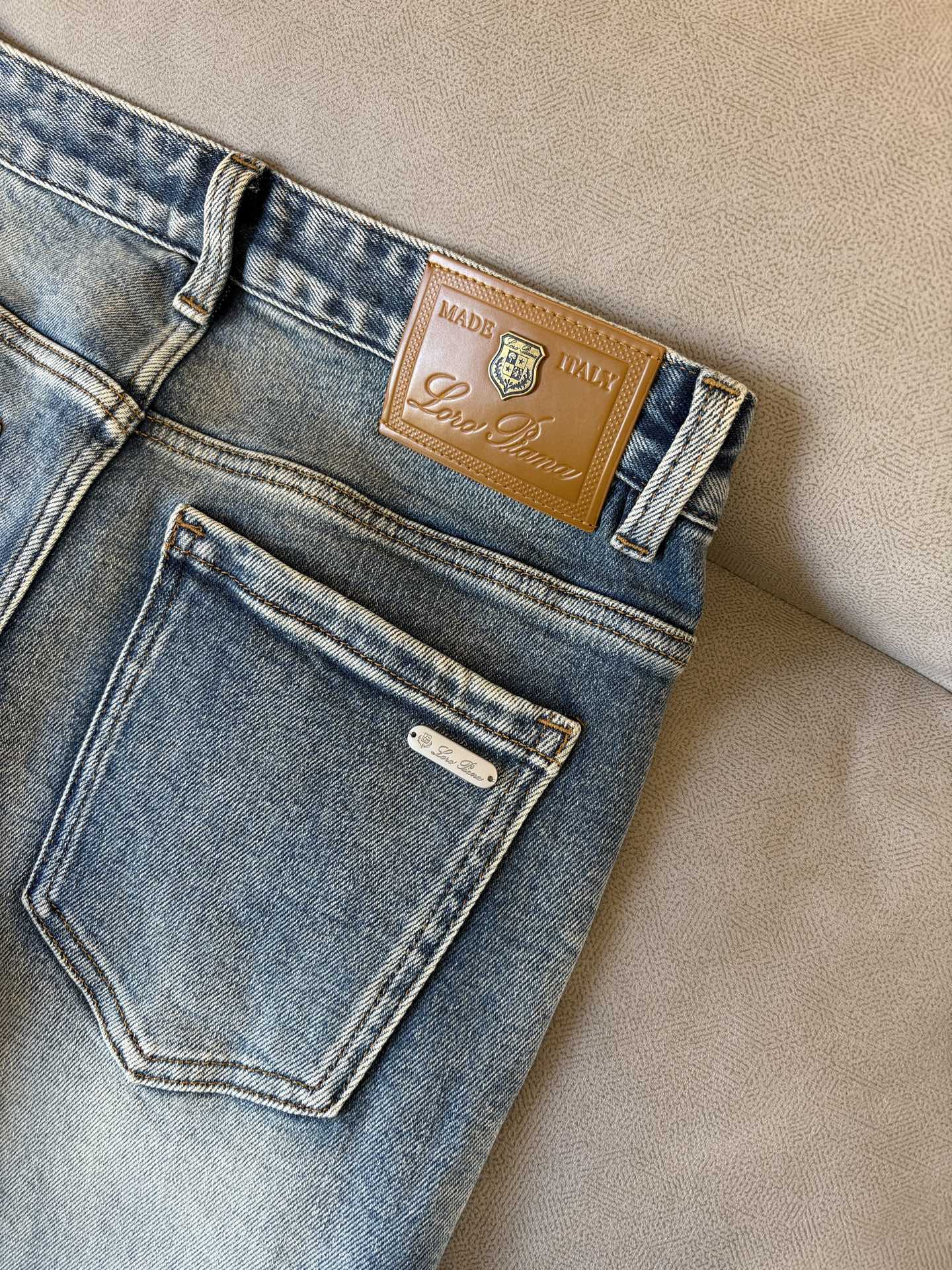 🌾退换🔥专柜🆕2025秋冬设计推荐 热卖牛仔裤🆕柔软亲肤面料 奢华头层牛皮腰牌 经典蓝洗水 专柜限量款 