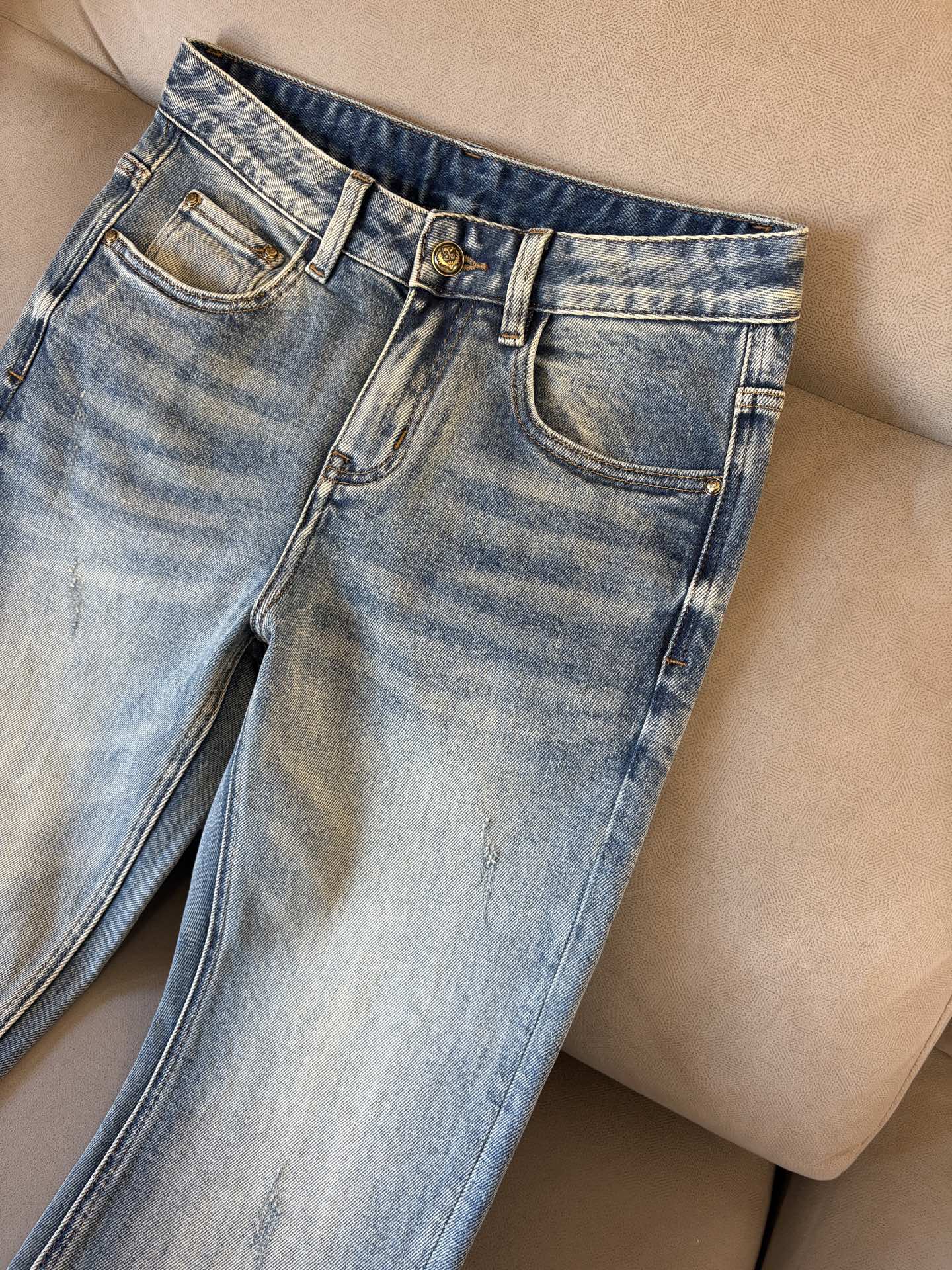 🌾退换🔥专柜🆕2025秋冬设计推荐 热卖牛仔裤🆕柔软亲肤面料 奢华头层牛皮腰牌 经典蓝洗水 专柜限量款 