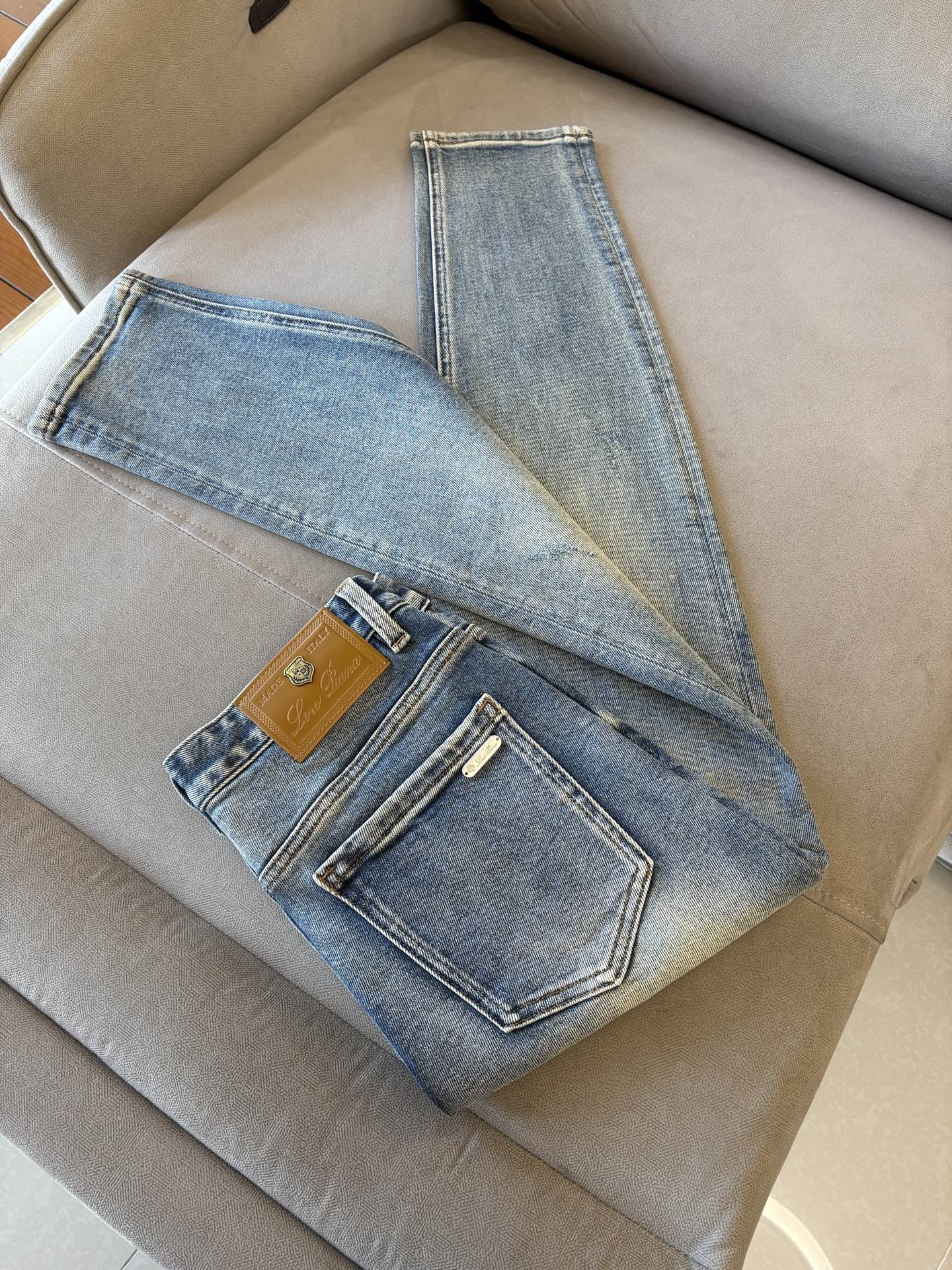 🌾退换🔥专柜🆕2025秋冬设计推荐 热卖牛仔裤🆕柔软亲肤面料 奢华头层牛皮腰牌 经典蓝洗水 专柜限量款 
