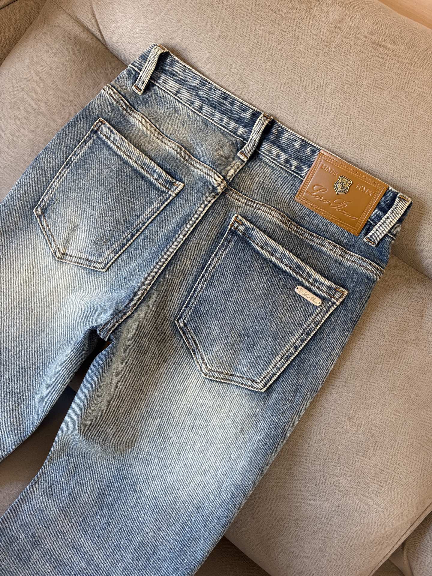 🌾退换🔥专柜🆕2025秋冬设计推荐 热卖牛仔裤🆕柔软亲肤面料 奢华头层牛皮腰牌 经典蓝洗水 专柜限量款 