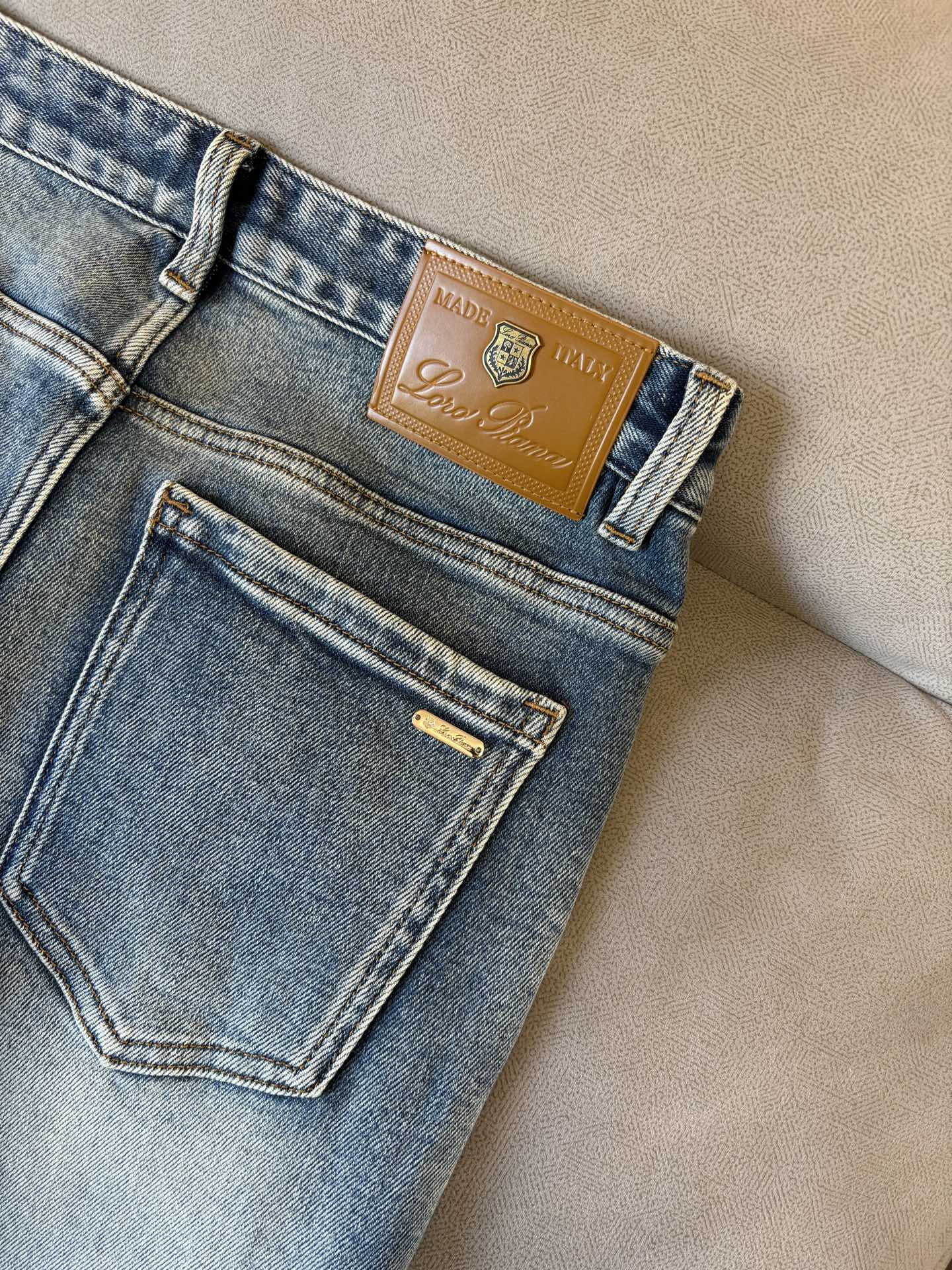 🌾退换🔥专柜🆕2025秋冬设计推荐 热卖牛仔裤🆕柔软亲肤面料 奢华头层牛皮腰牌 经典蓝洗水 专柜限量款 