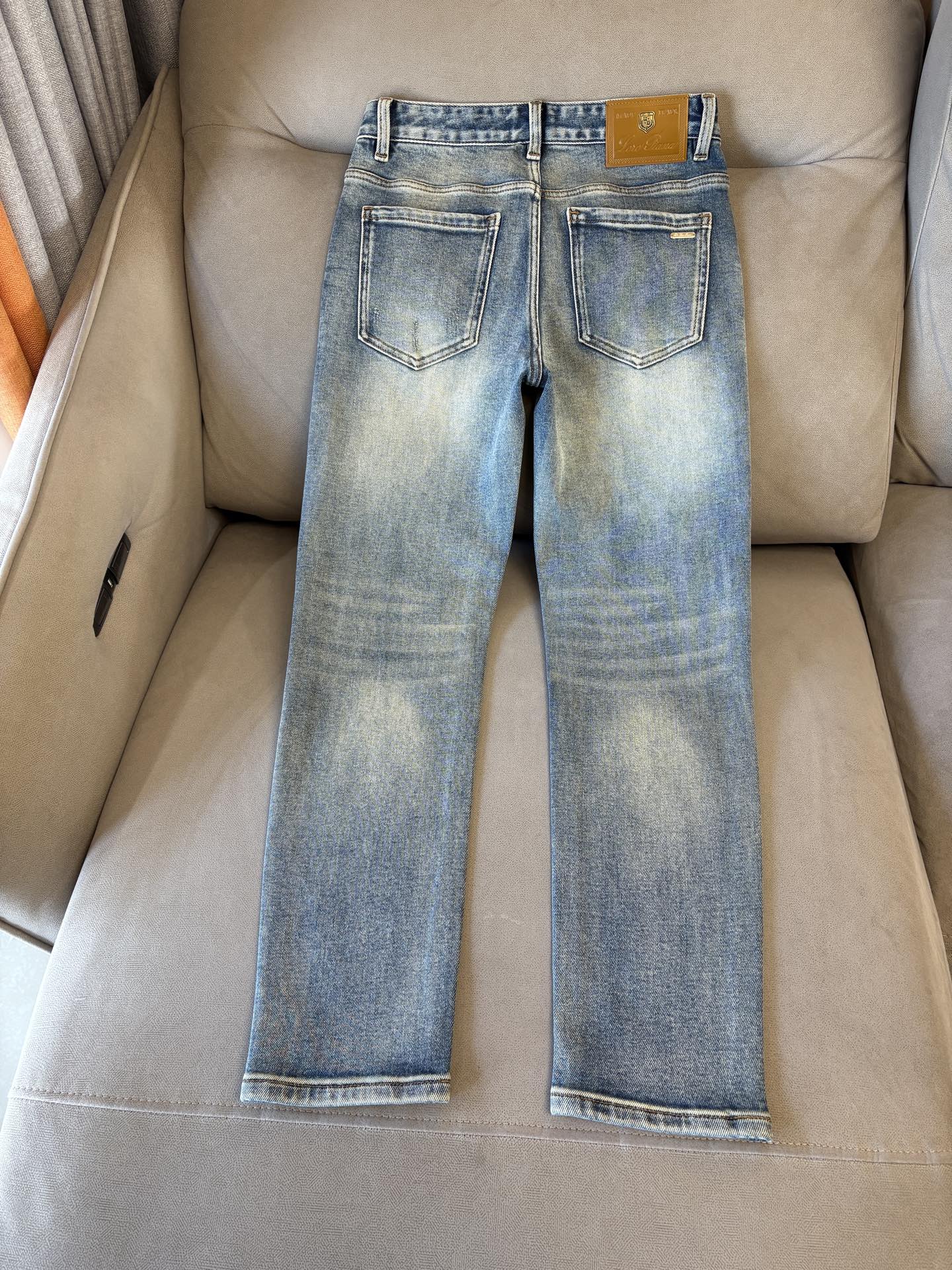 🌾退换🔥专柜🆕2025秋冬设计推荐 热卖牛仔裤🆕柔软亲肤面料 奢华头层牛皮腰牌 经典蓝洗水 专柜限量款 