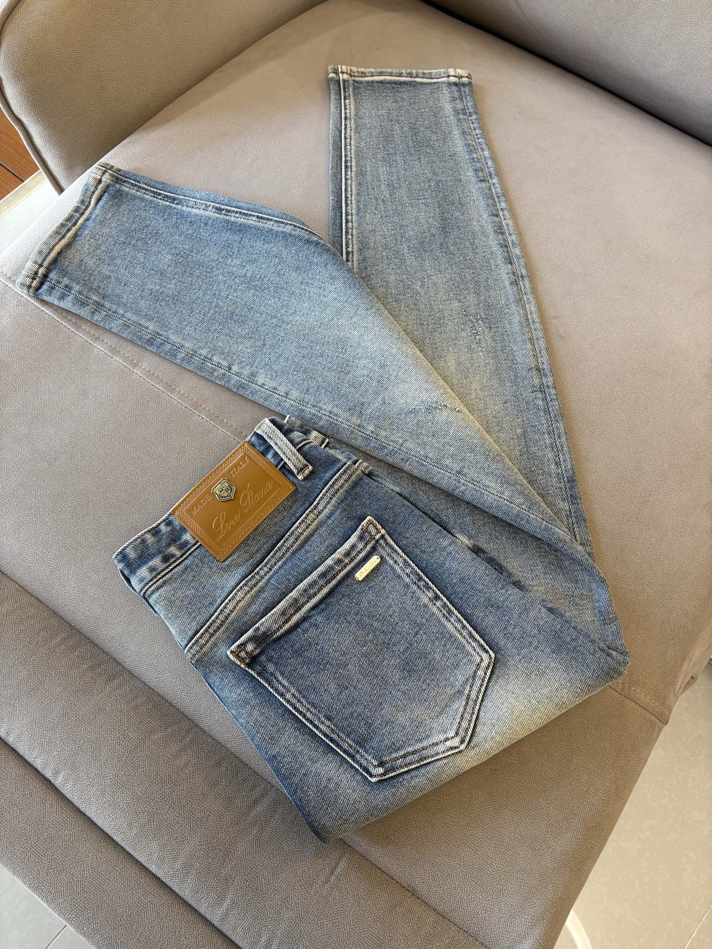 🌾退换🔥专柜🆕2025秋冬设计推荐 热卖牛仔裤🆕柔软亲肤面料 奢华头层牛皮腰牌 经典蓝洗水 专柜限量款 