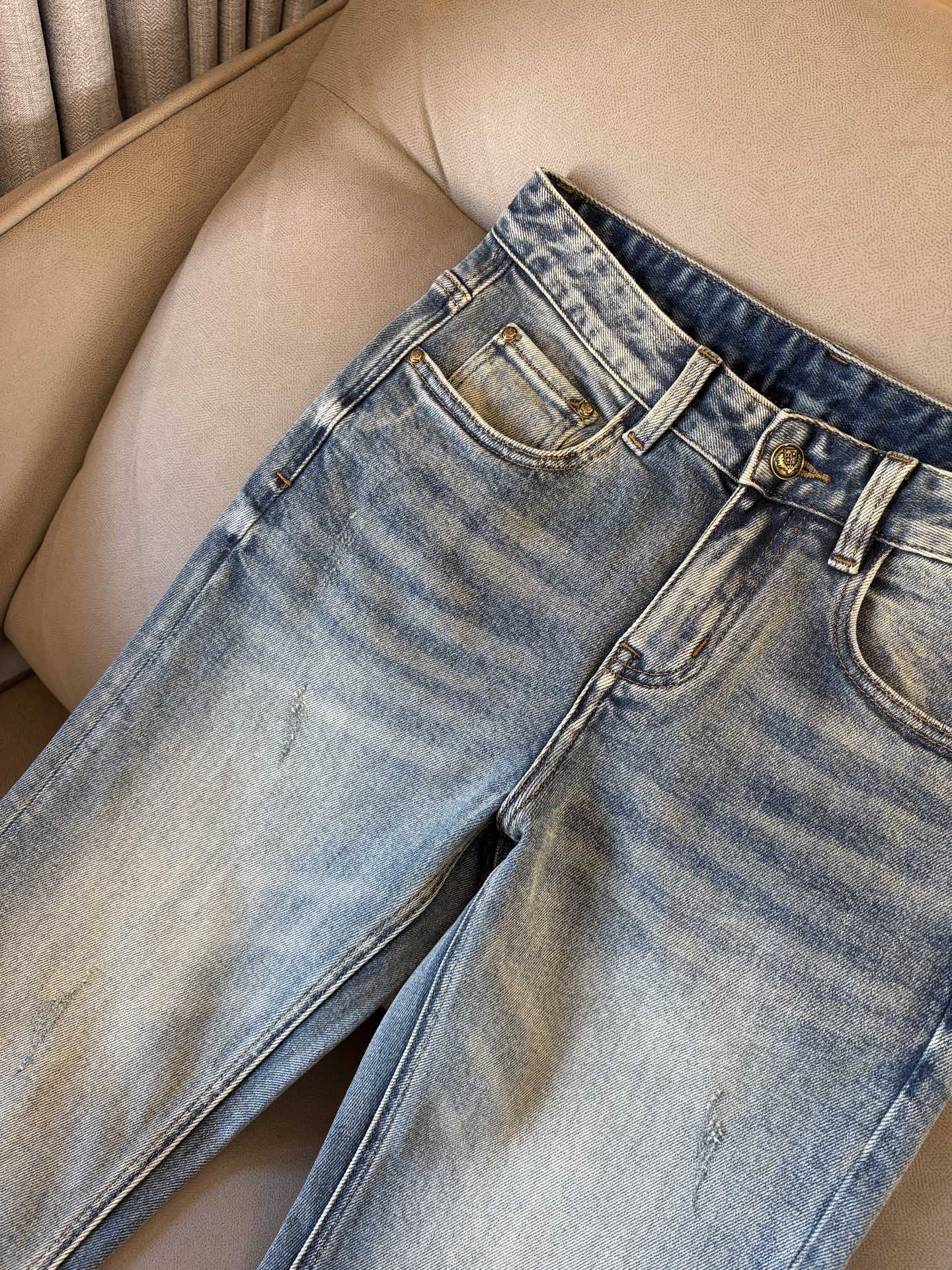 🌾退换🔥专柜🆕2025秋冬设计推荐 热卖牛仔裤🆕柔软亲肤面料 奢华头层牛皮腰牌 经典蓝洗水 专柜限量款 