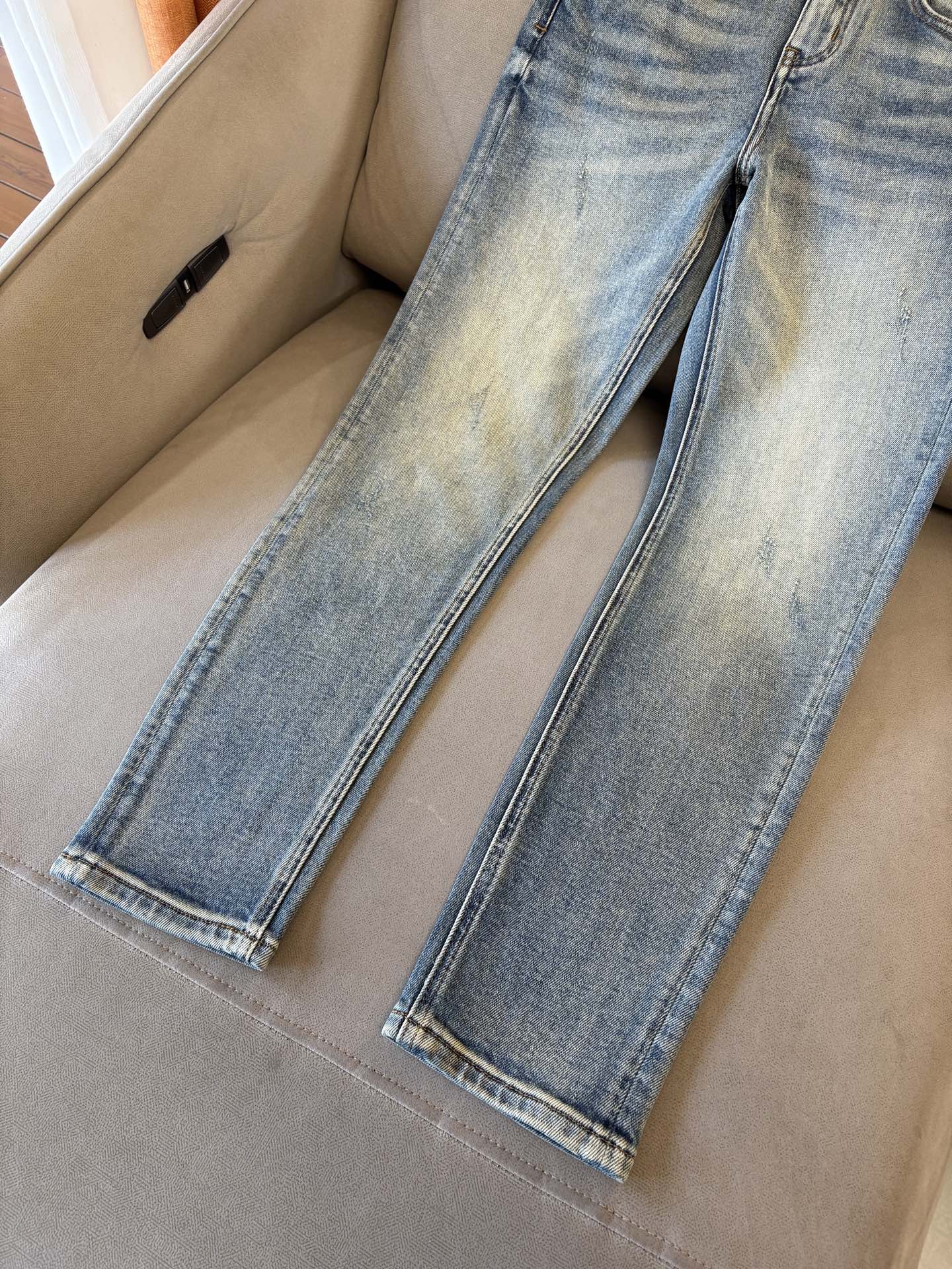 🌾退换🔥专柜🆕2025秋冬设计推荐 热卖牛仔裤🆕柔软亲肤面料 奢华头层牛皮腰牌 经典蓝洗水 专柜限量款 