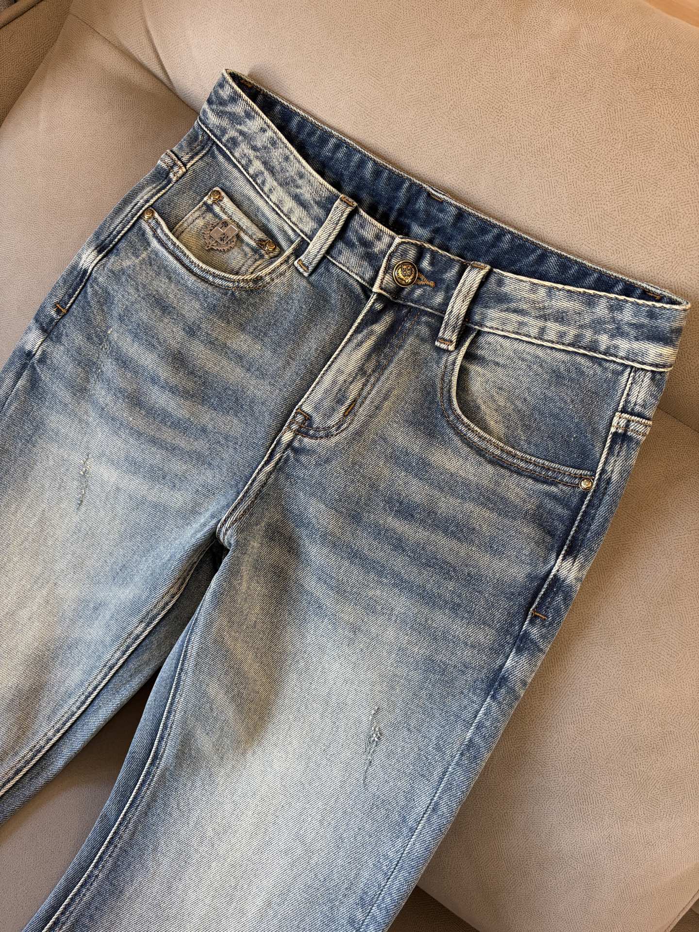 🌾退换🔥专柜🆕2025秋冬设计推荐 热卖牛仔裤🆕柔软亲肤面料 奢华头层牛皮腰牌 经典蓝洗水 专柜限量款 