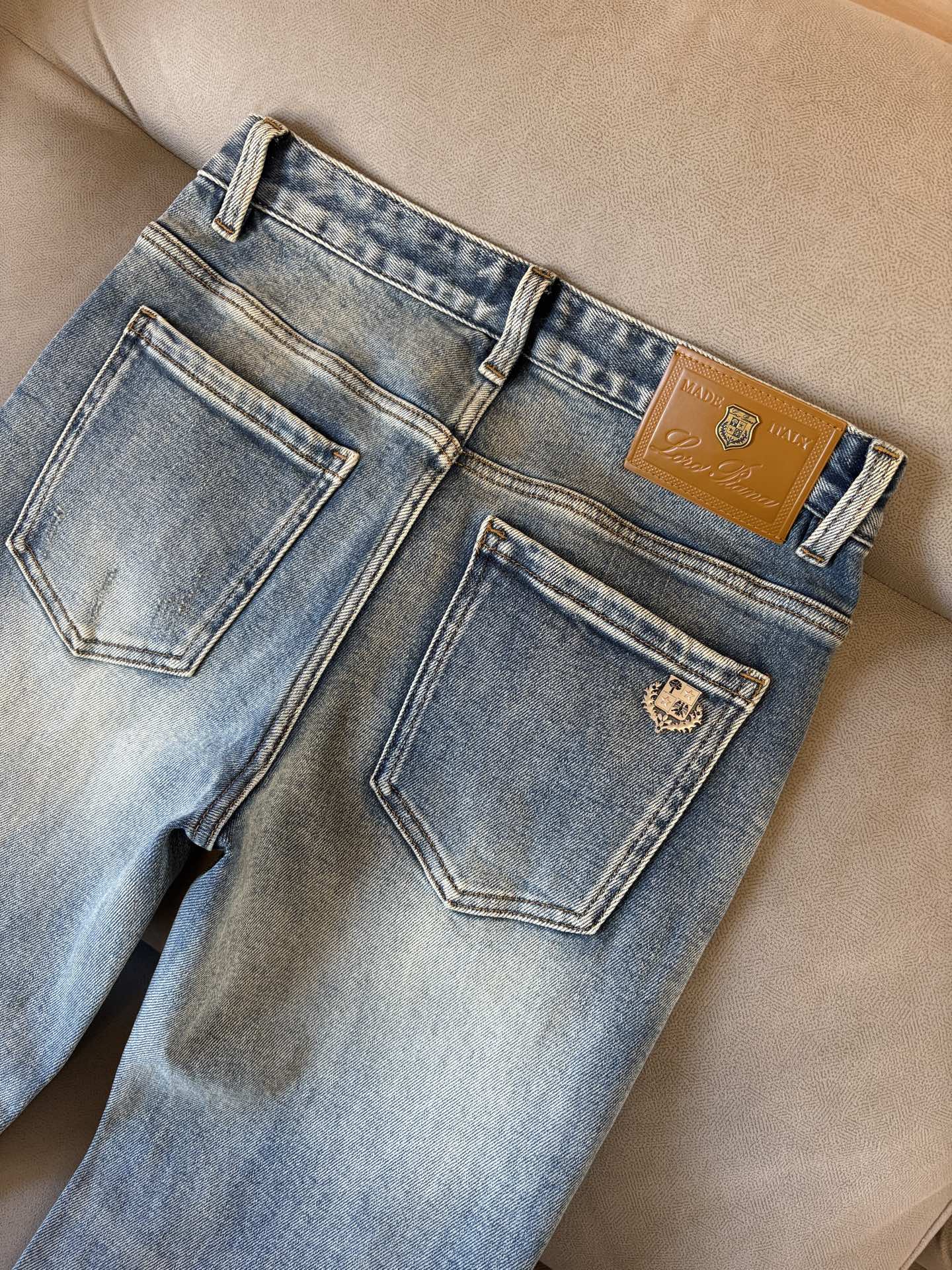 🌾退换🔥专柜🆕2025秋冬设计推荐 热卖牛仔裤🆕柔软亲肤面料 奢华头层牛皮腰牌 经典蓝洗水 专柜限量款 