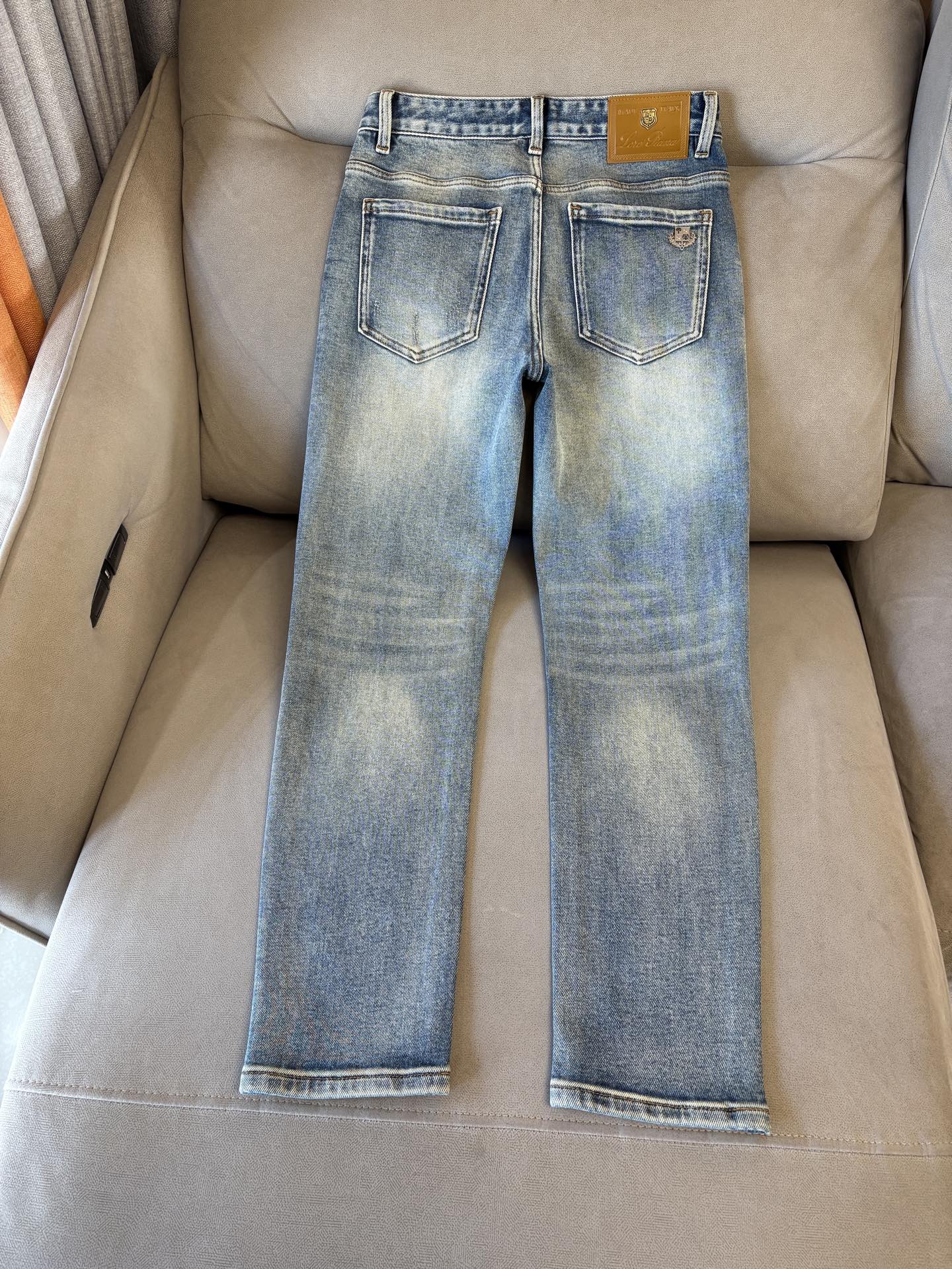 🌾退换🔥专柜🆕2025秋冬设计推荐 热卖牛仔裤🆕柔软亲肤面料 奢华头层牛皮腰牌 经典蓝洗水 专柜限量款 