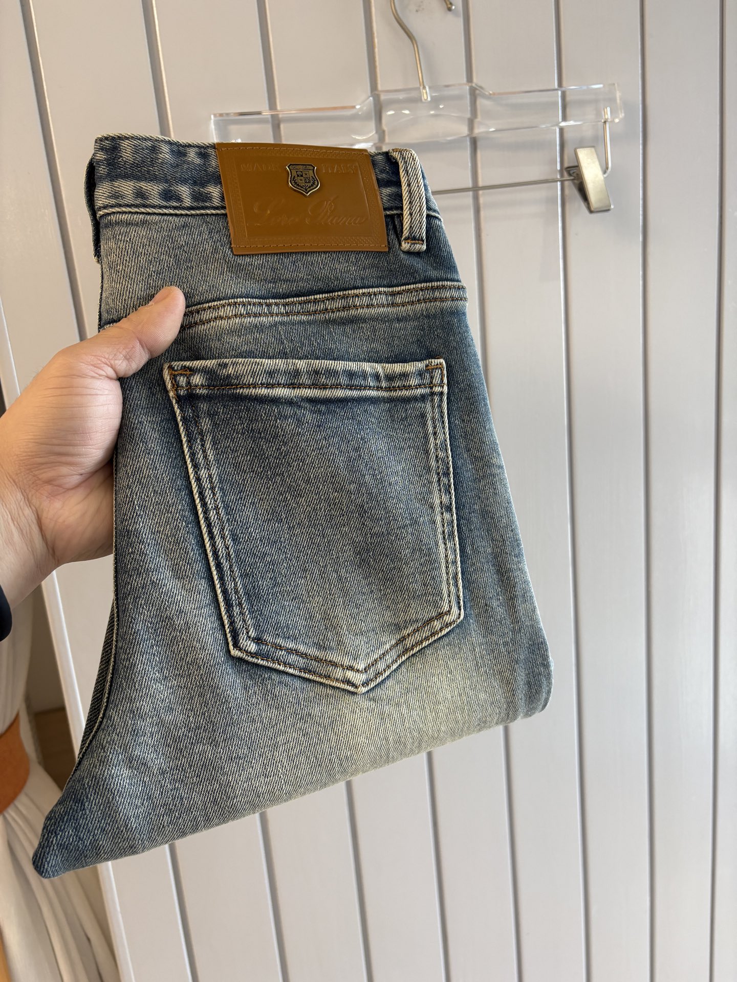 专柜🆕秋冬设计推荐 热卖牛仔裤🆕柔软亲肤面料 奢华头层牛皮腰牌 经典蓝洗水 专柜限量款 奢华感订制面料 