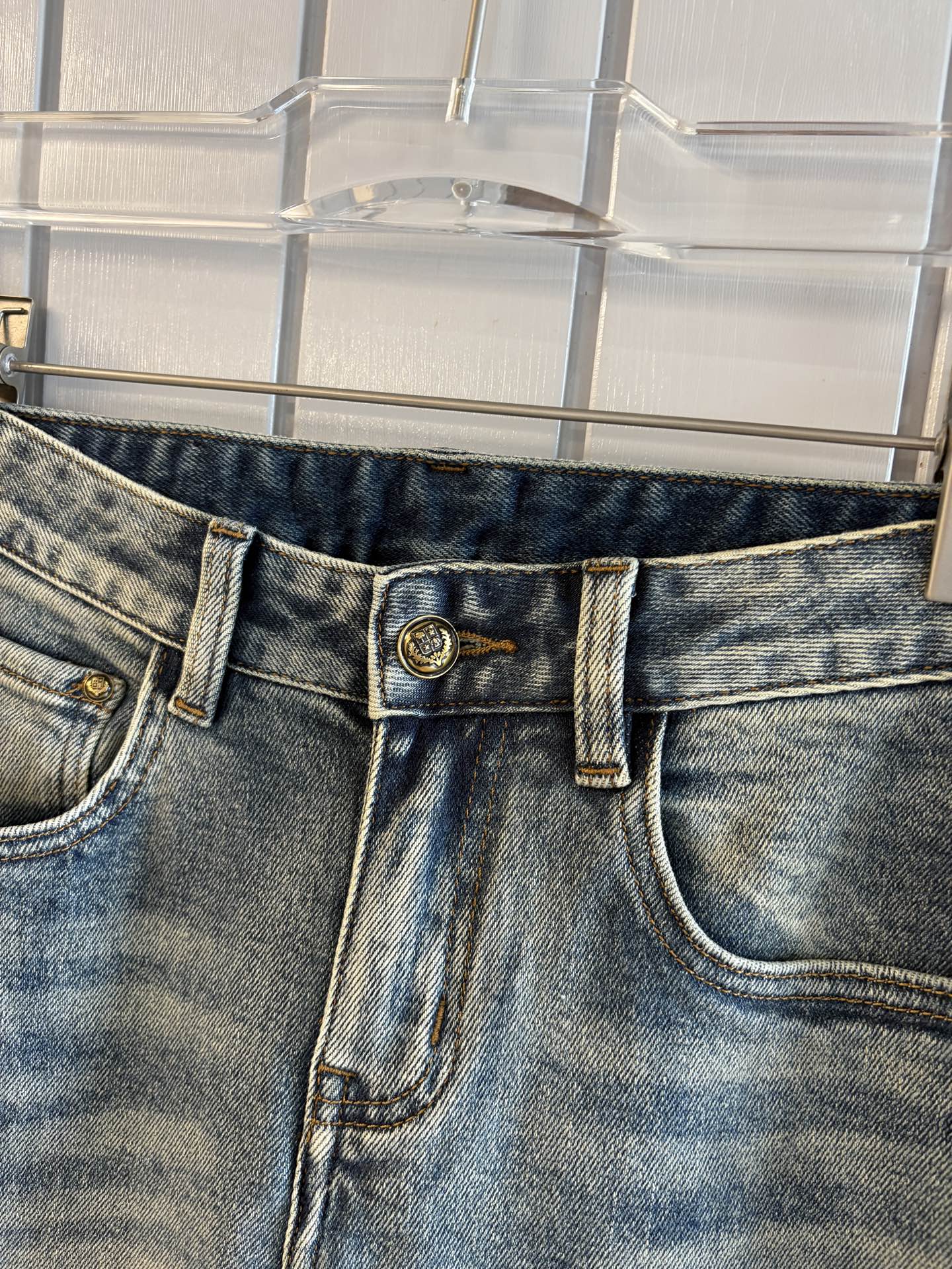 专柜🆕秋冬设计推荐 热卖牛仔裤🆕柔软亲肤面料 奢华头层牛皮腰牌 经典蓝洗水 专柜限量款 奢华感订制面料 