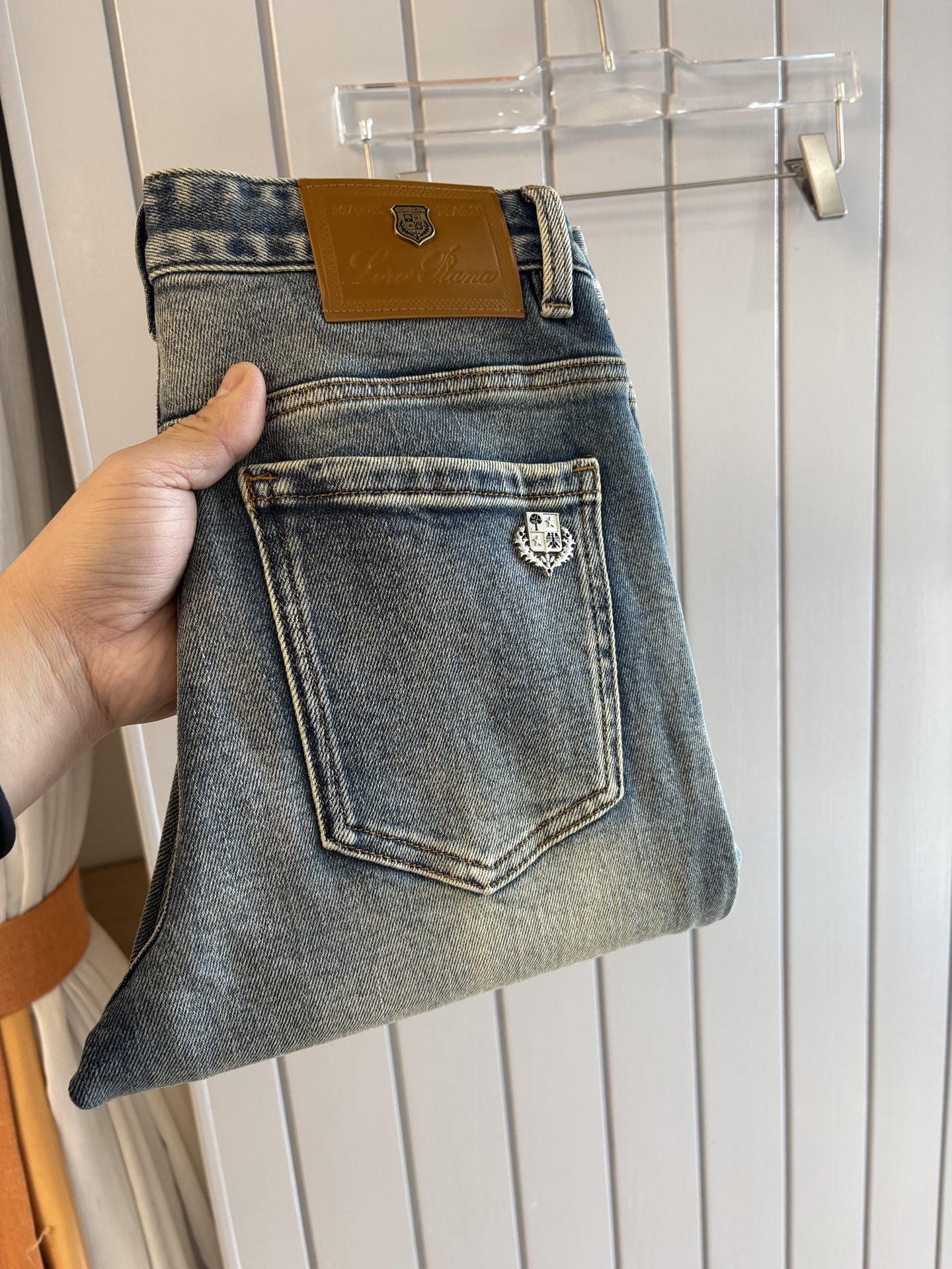 专柜🆕秋冬设计推荐 热卖牛仔裤🆕柔软亲肤面料 奢华头层牛皮腰牌 经典蓝洗水 专柜限量款 奢华感订制面料 