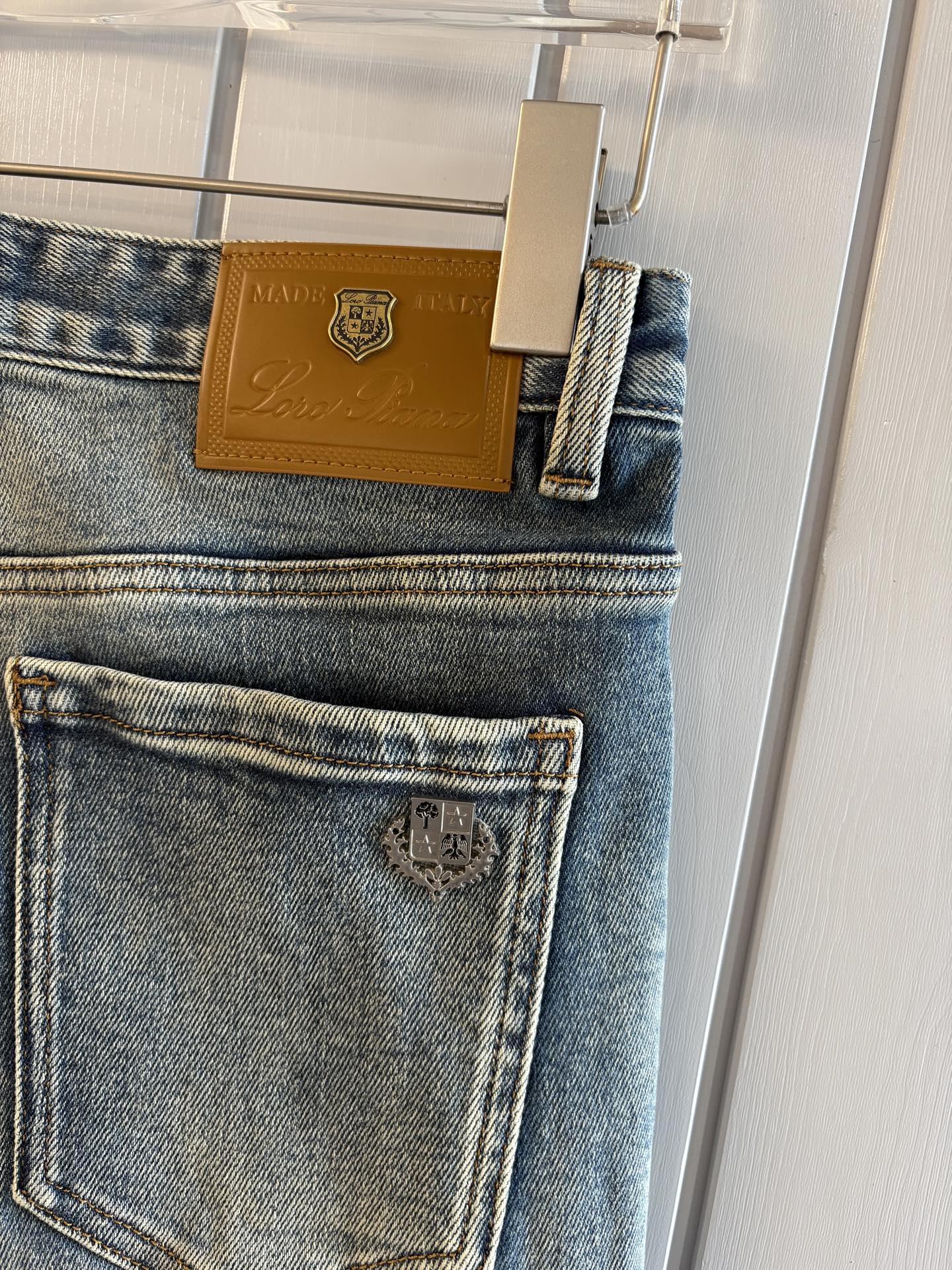 专柜🆕秋冬设计推荐 热卖牛仔裤🆕柔软亲肤面料 奢华头层牛皮腰牌 经典蓝洗水 专柜限量款 奢华感订制面料 