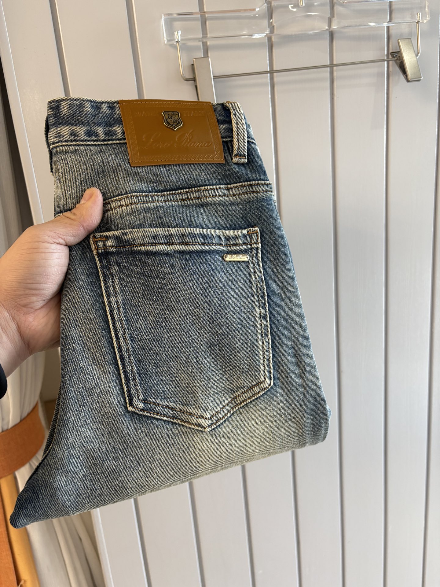 专柜🆕秋冬设计推荐 热卖牛仔裤🆕柔软亲肤面料 奢华头层牛皮腰牌 经典蓝洗水 专柜限量款 奢华感订制面料 