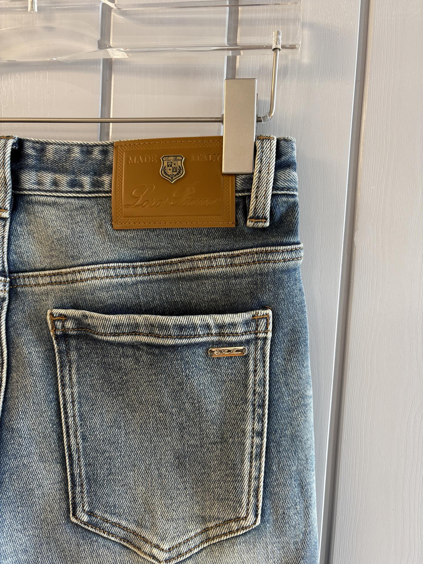 专柜🆕秋冬设计推荐 热卖牛仔裤🆕柔软亲肤面料 奢华头层牛皮腰牌 经典蓝洗水 专柜限量款 奢华感订制面料 