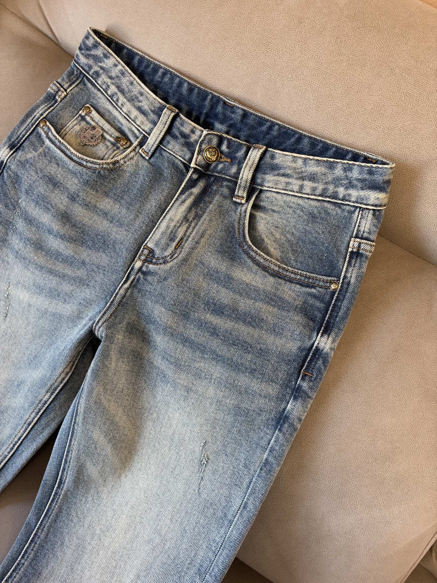 🌾退换🔥专柜🆕2025秋冬设计推荐 热卖牛仔裤🆕柔软亲肤面料 奢华头层牛皮腰牌 经典蓝洗水 专柜限量款 