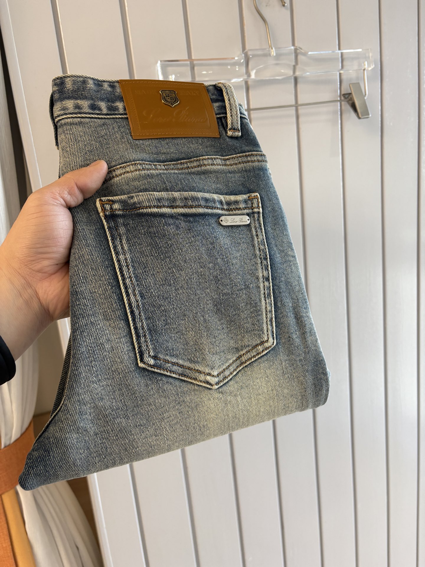 专柜🆕秋冬设计推荐 热卖牛仔裤🆕柔软亲肤面料 奢华头层牛皮腰牌 经典蓝洗水 专柜限量款 奢华感订制面料 