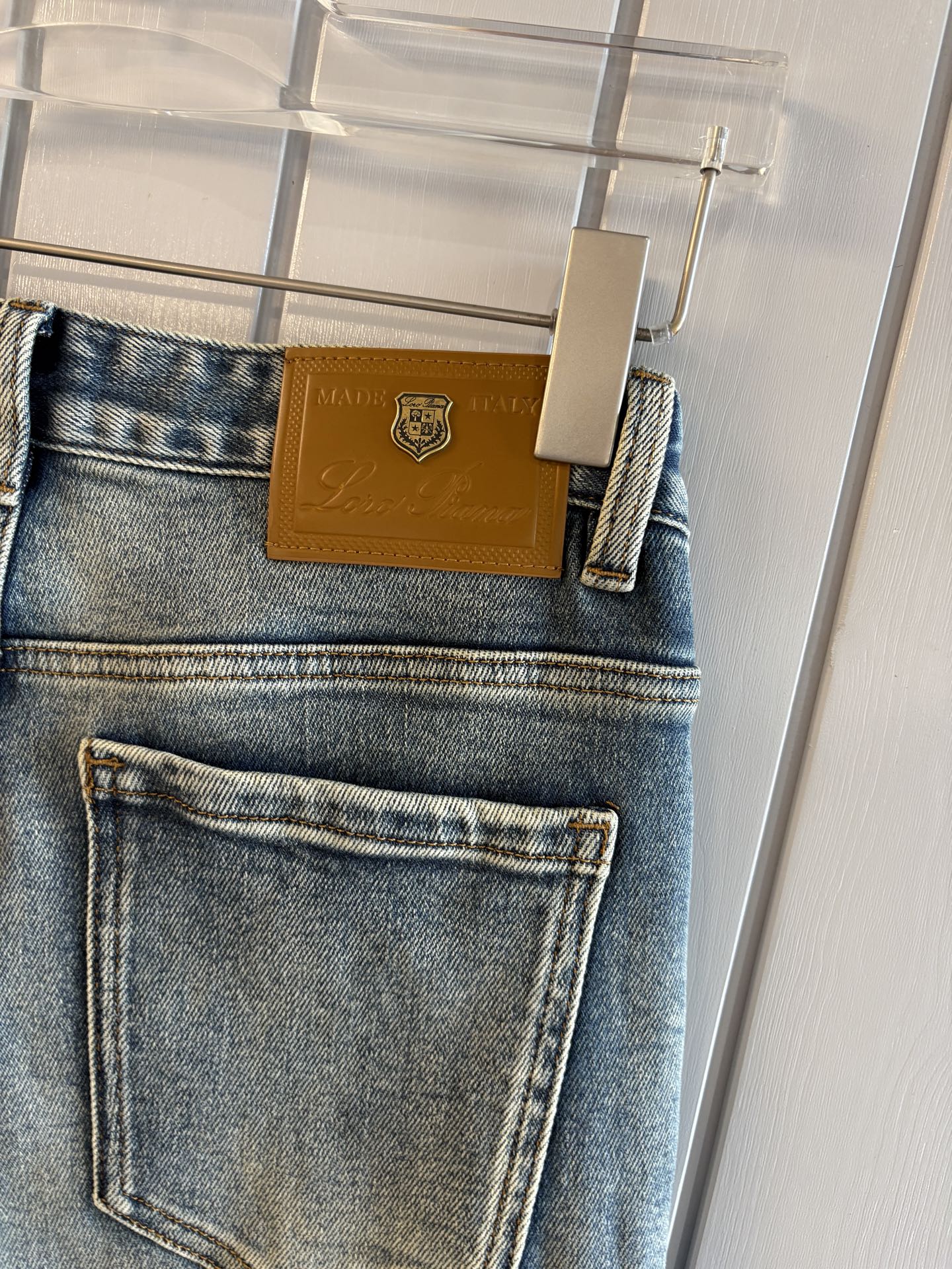 🌾退换🔥专柜🆕2025秋冬设计推荐 热卖牛仔裤🆕柔软亲肤面料 奢华头层牛皮腰牌 经典蓝洗水 专柜限量款 