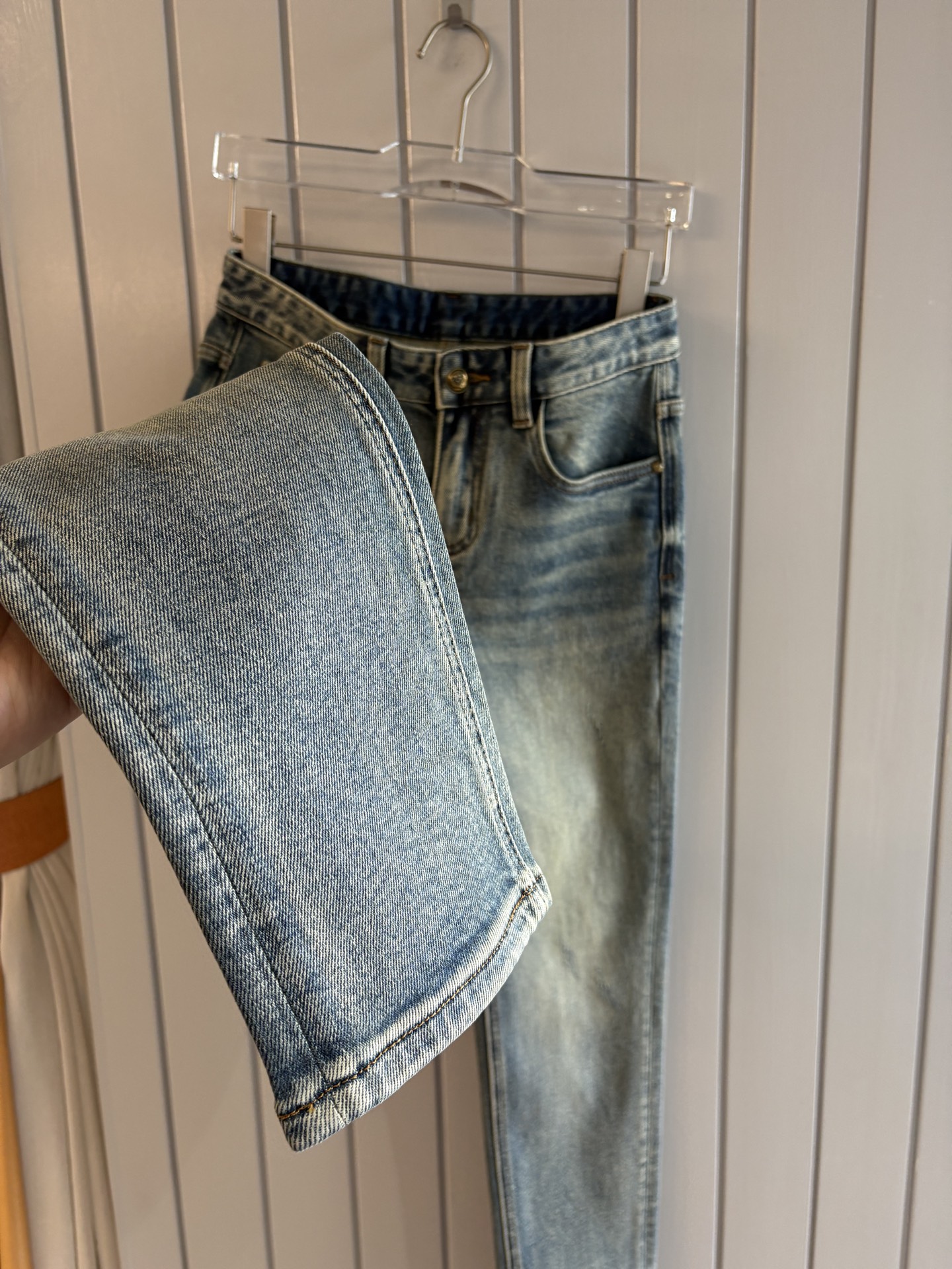 🌾退换🔥专柜🆕2025秋冬设计推荐 热卖牛仔裤🆕柔软亲肤面料 奢华头层牛皮腰牌 经典蓝洗水 专柜限量款 