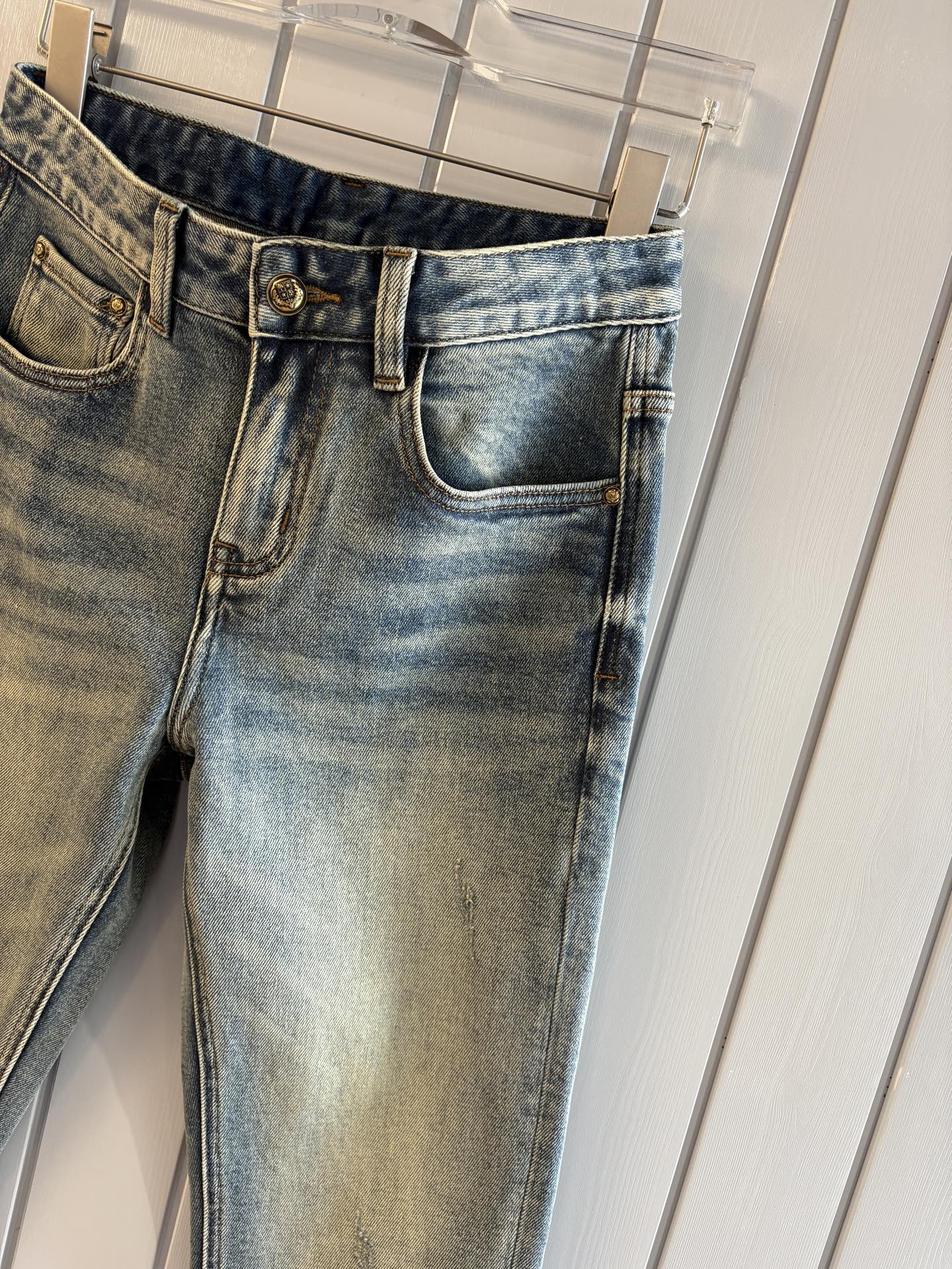 🌾退换🔥专柜🆕2025秋冬设计推荐 热卖牛仔裤🆕柔软亲肤面料 奢华头层牛皮腰牌 经典蓝洗水 专柜限量款 