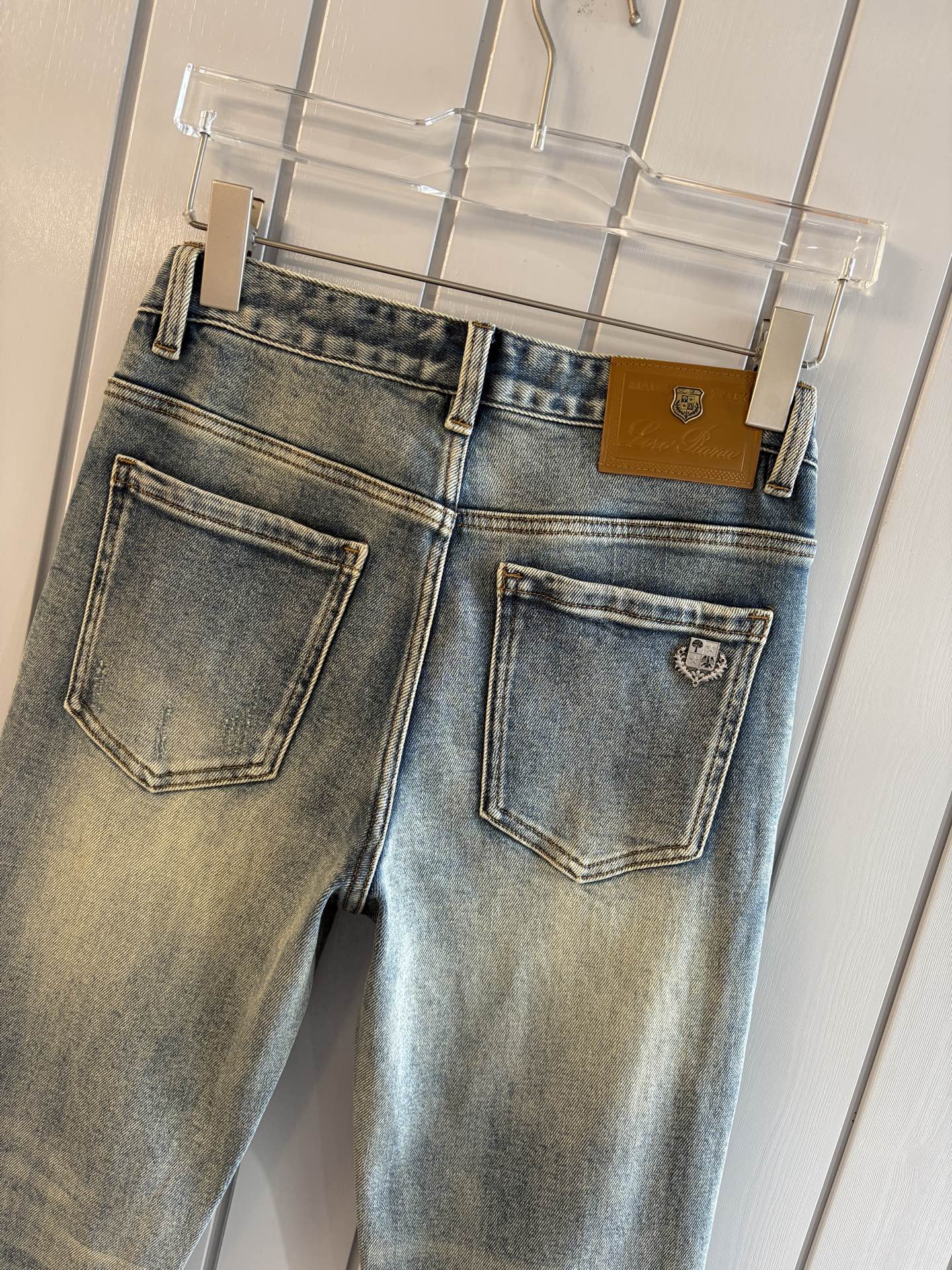 🌾退换🔥专柜🆕2025秋冬设计推荐 热卖牛仔裤🆕柔软亲肤面料 奢华头层牛皮腰牌 经典蓝洗水 专柜限量款 