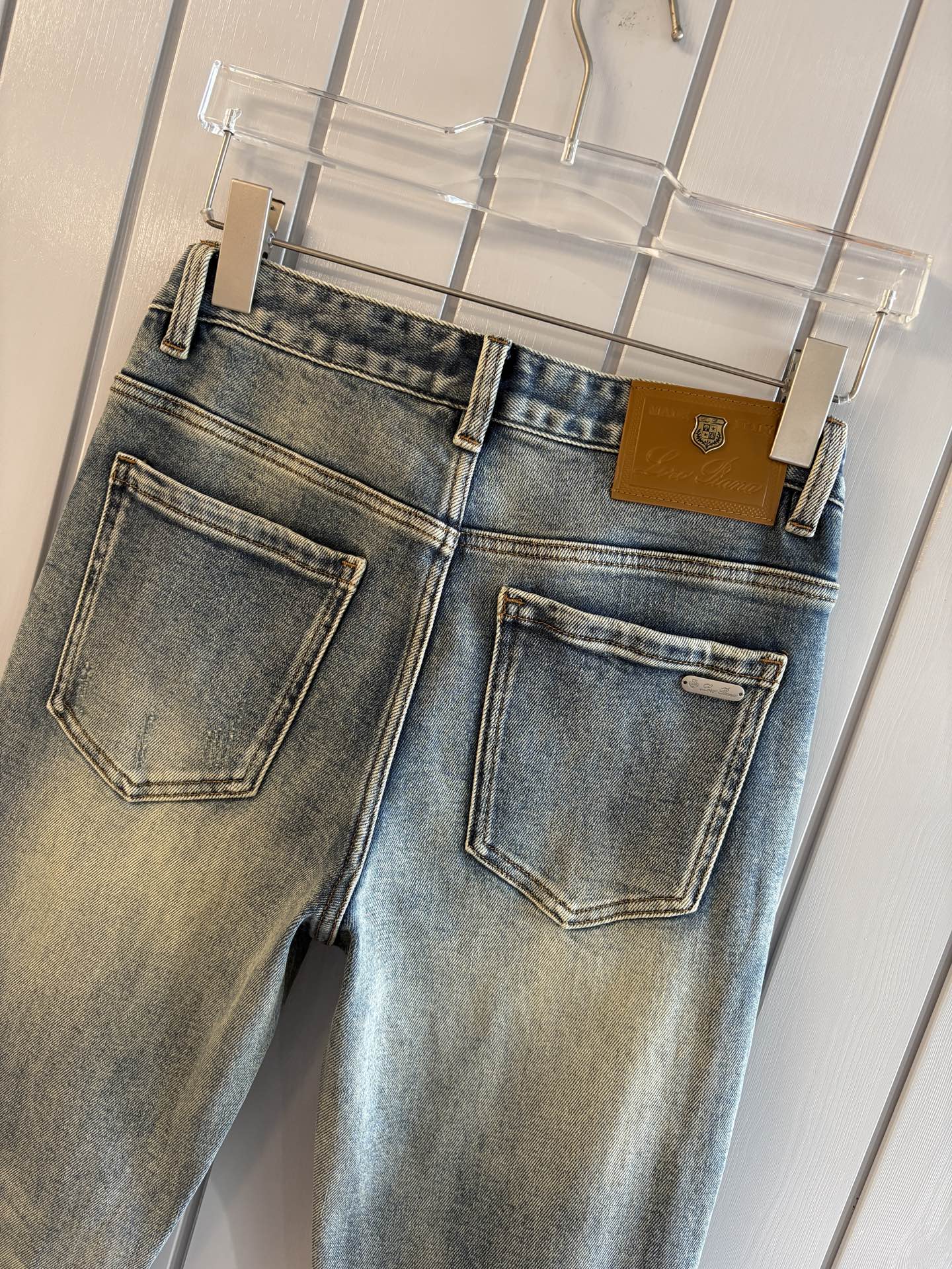 🌾退换🔥专柜🆕2025秋冬设计推荐 热卖牛仔裤🆕柔软亲肤面料 奢华头层牛皮腰牌 经典蓝洗水 专柜限量款 