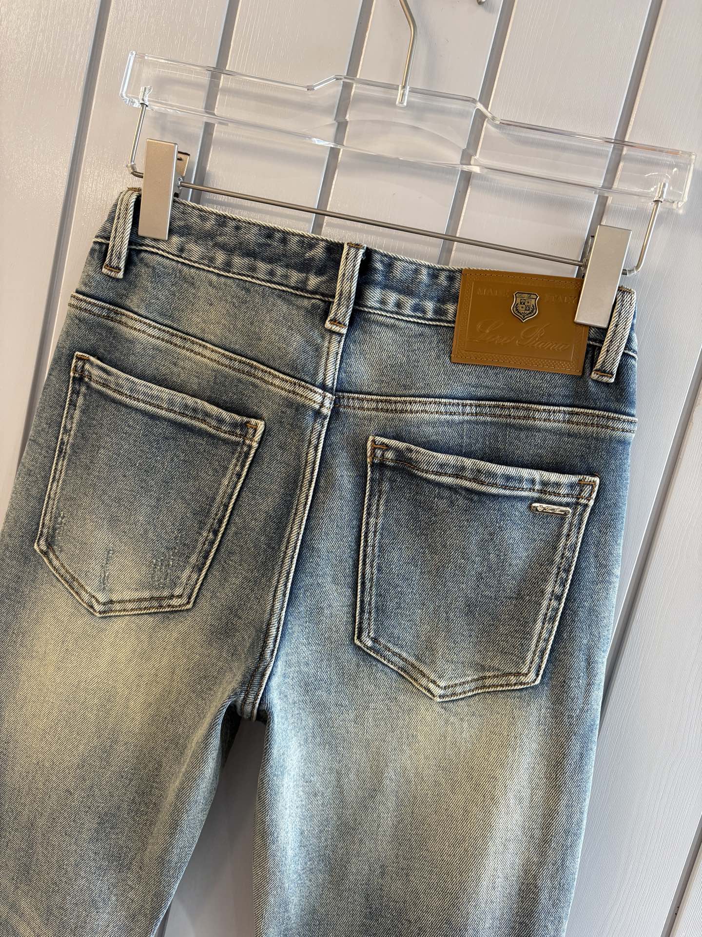 🌾退换🔥专柜🆕2025秋冬设计推荐 热卖牛仔裤🆕柔软亲肤面料 奢华头层牛皮腰牌 经典蓝洗水 专柜限量款 