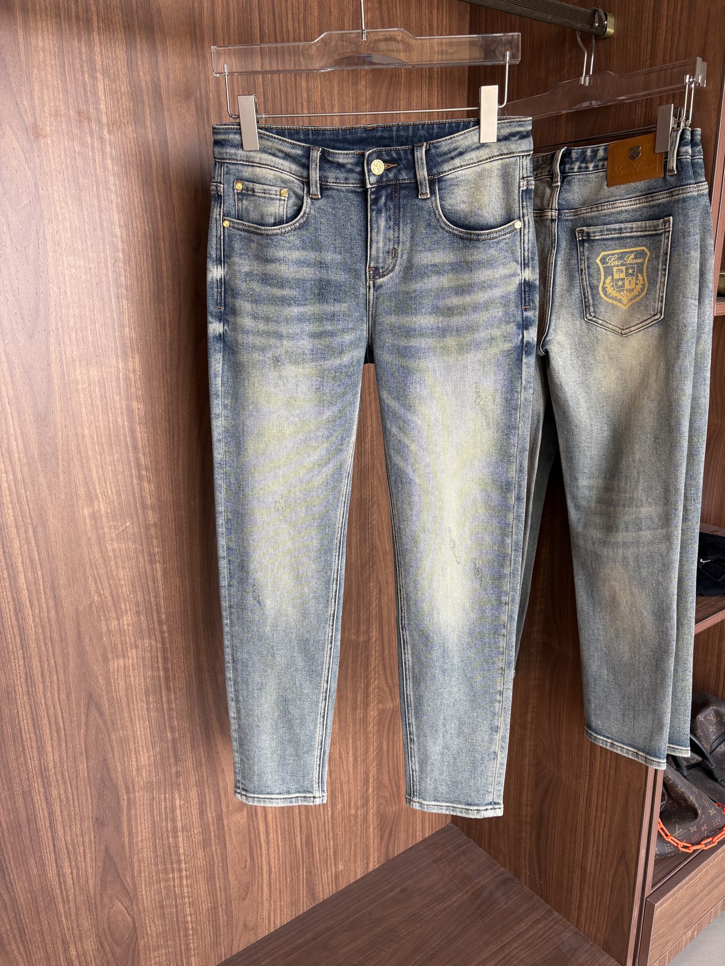 专柜🆕秋冬设计推荐 热卖牛仔裤🆕柔软亲肤面料 奢华头层牛皮腰牌 经典蓝洗水 专柜限量款 奢华感订制面料 