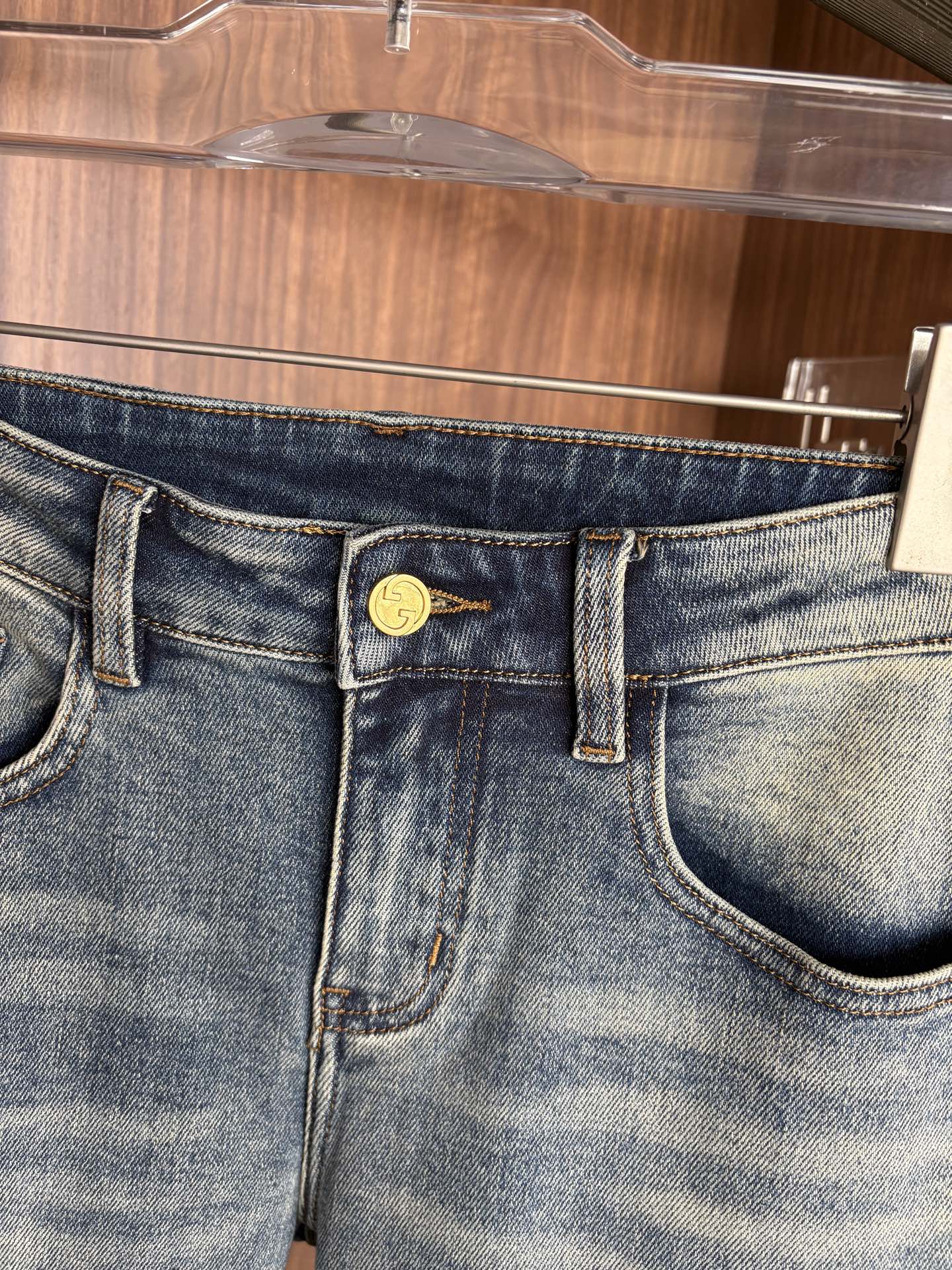 专柜🆕秋冬设计推荐 热卖牛仔裤🆕柔软亲肤面料 奢华头层牛皮腰牌 经典蓝洗水 专柜限量款 奢华感订制面料 