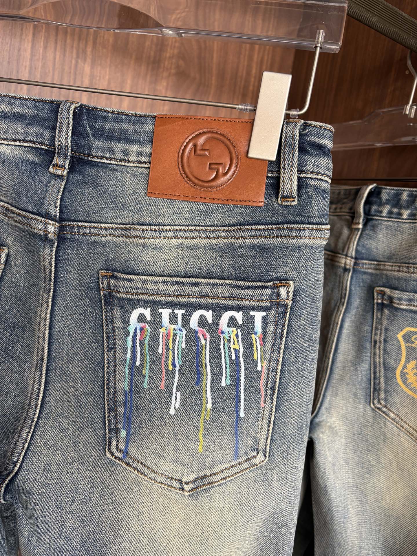 专柜🆕秋冬设计推荐 热卖牛仔裤🆕柔软亲肤面料 奢华头层牛皮腰牌 经典蓝洗水 专柜限量款 奢华感订制面料 