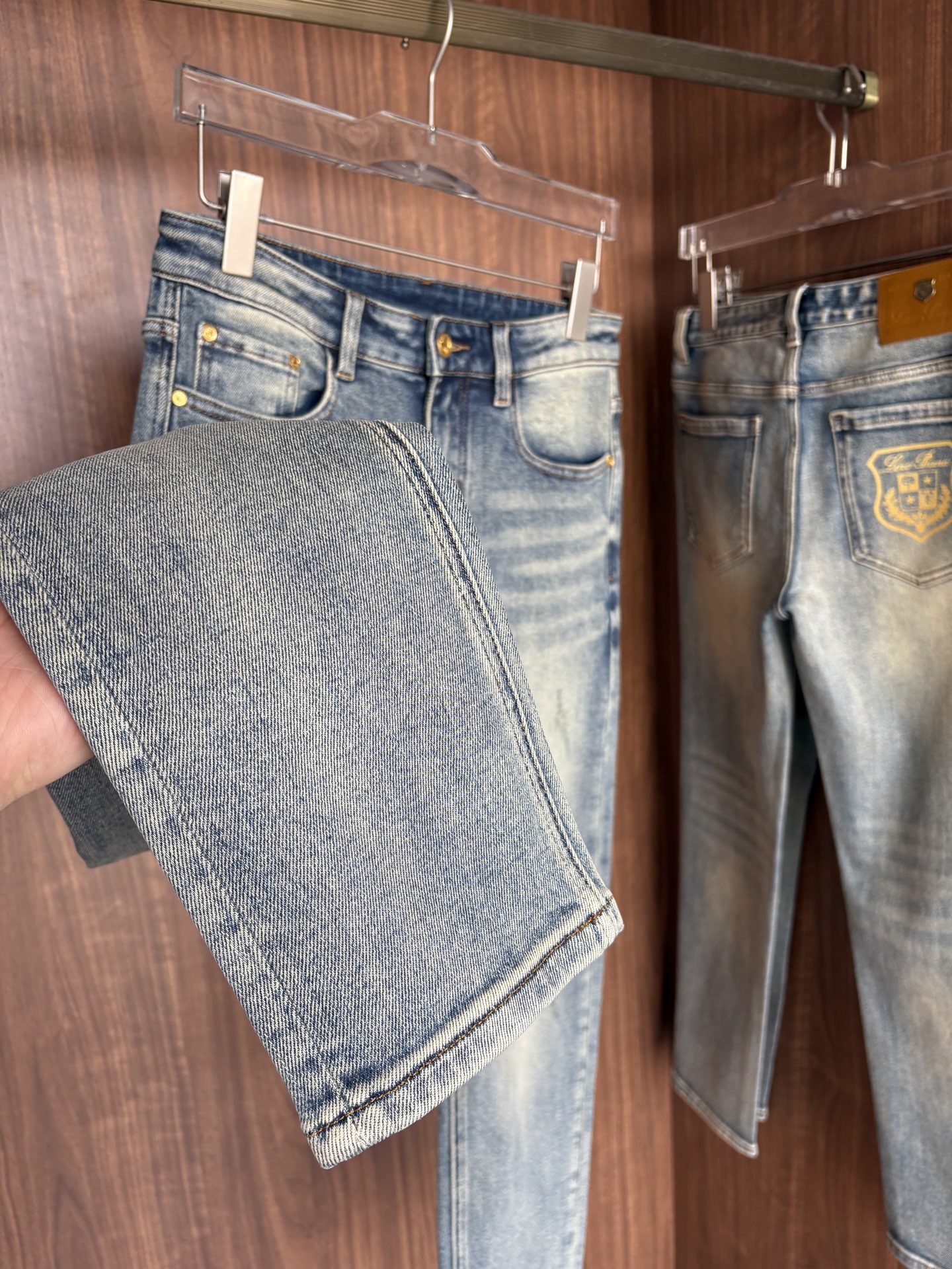 专柜🆕秋冬设计推荐 热卖牛仔裤🆕柔软亲肤面料 奢华头层牛皮腰牌 经典蓝洗水 专柜限量款 奢华感订制面料 