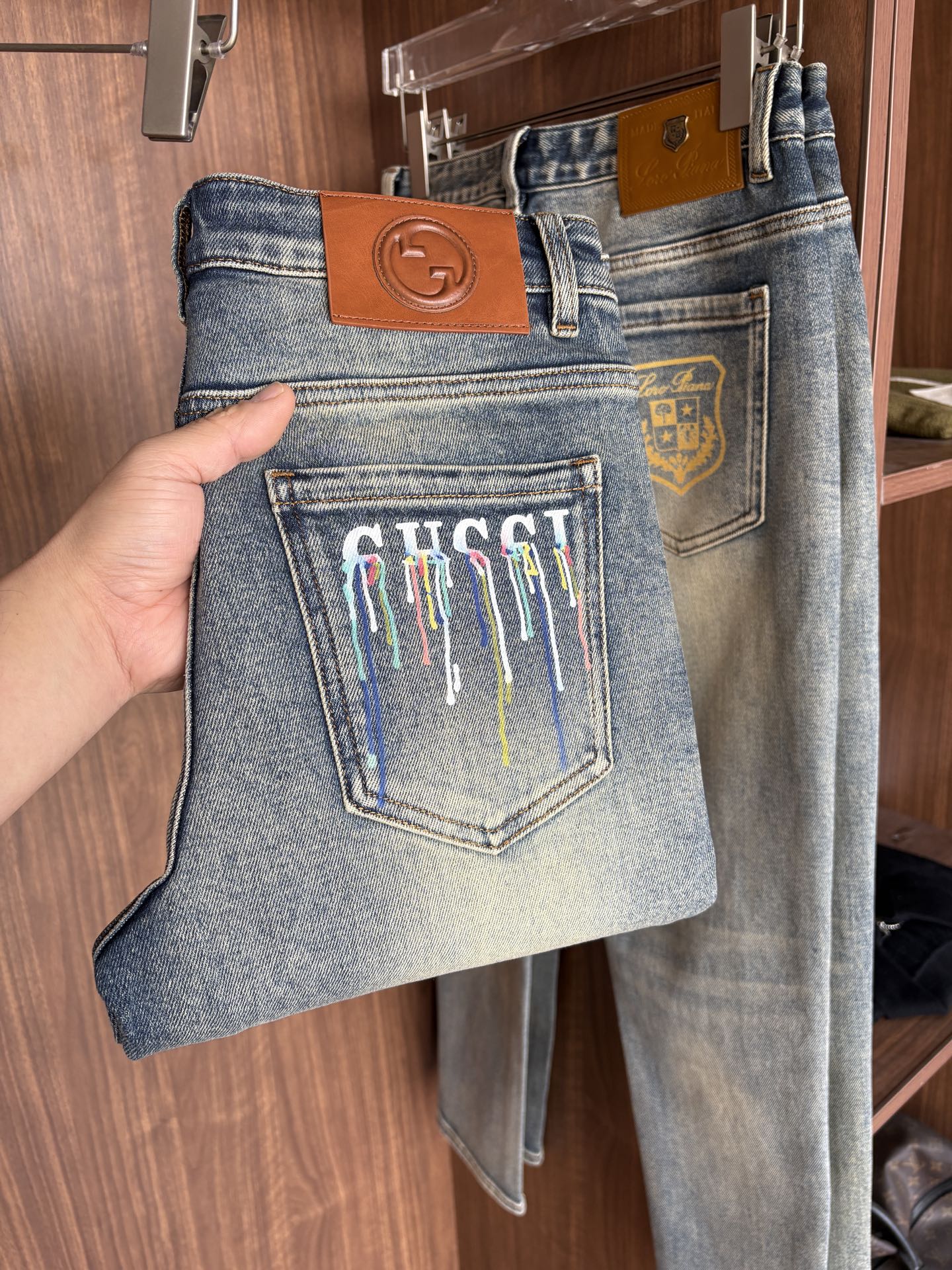 专柜🆕秋冬设计推荐 热卖牛仔裤🆕柔软亲肤面料 奢华头层牛皮腰牌 经典蓝洗水 专柜限量款 奢华感订制面料 